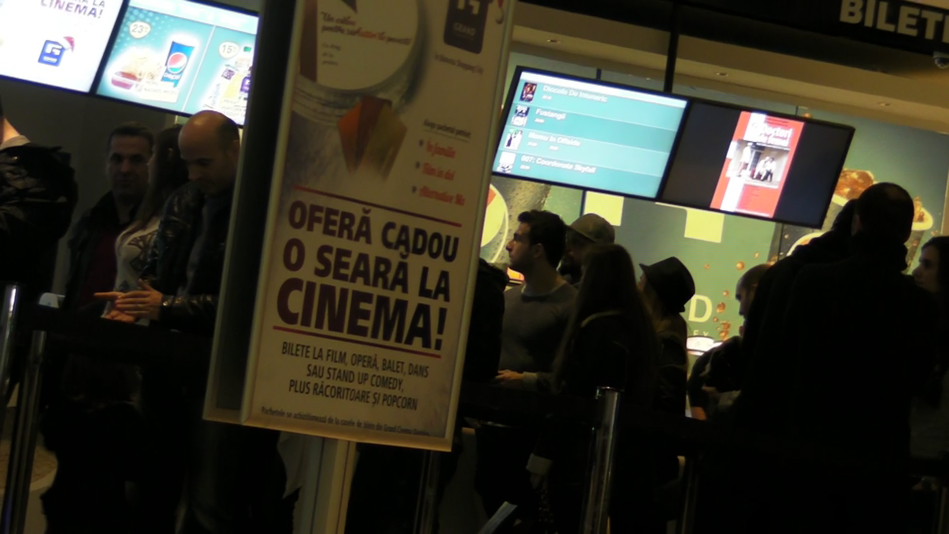 Cei doi nu si-au dat drumul la mana nici macar atunci cand au mers sa cumpere bilete