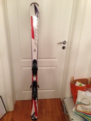 Asa arata schiurile lui Dobro, scoase de acesta la licitatie