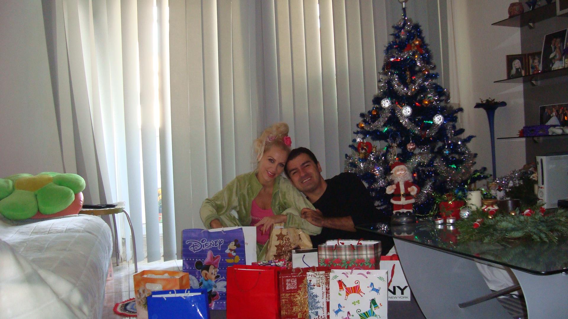 Anca a impodobit bradul impreuna cu sotul ei, care a petrecut primul Craciun din viata lui