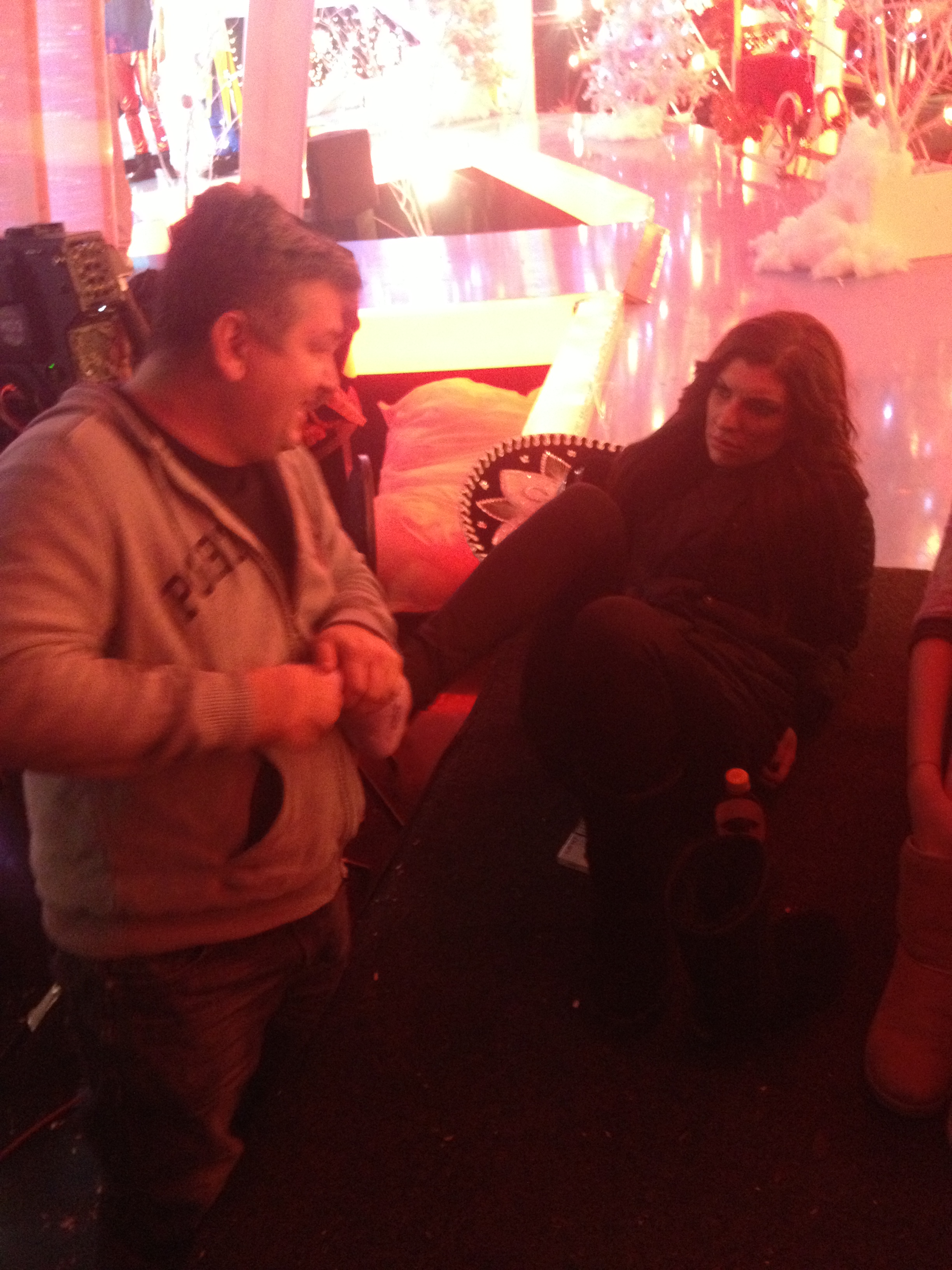 In timpul antrenamentelor, Tonciu a apelat la un barbat din echipa tehnica pentru a o ajuta sa scape de durerile de picioare