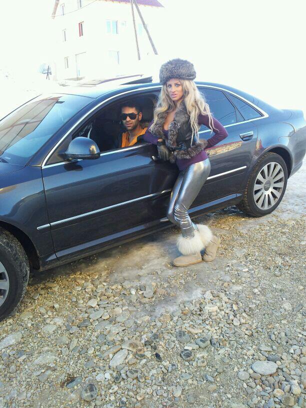 Blonda este in culmea fericirii de cand s-a impacat cu iubitul ei