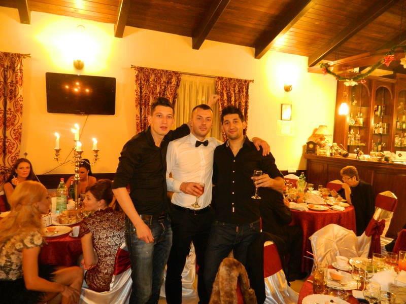 In timp ce fotbalistul se fotografia cu fratele si un prieten, Daniela statea linistita la masa