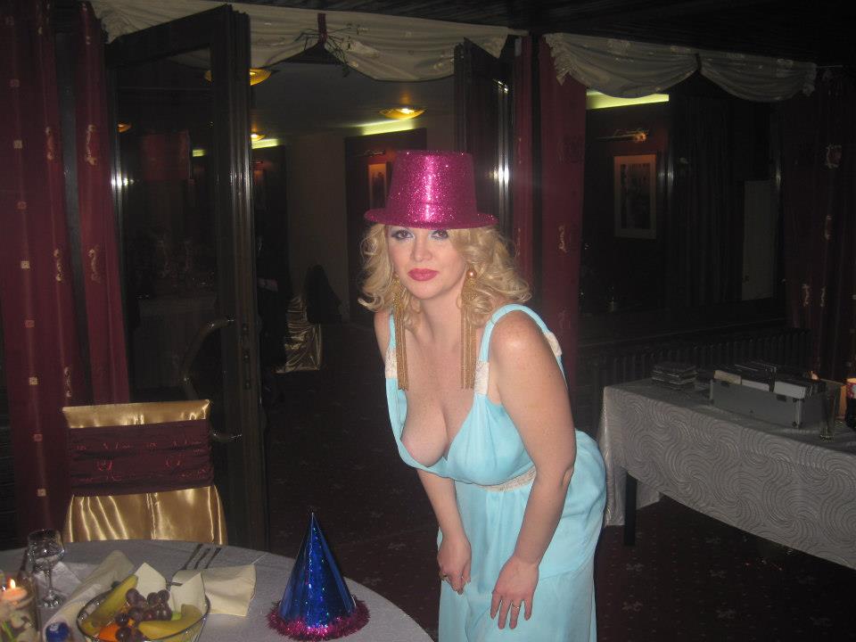 Gafa dintre ani! A intrat in 2013 cu pieptul dezgolit! Vezi ce vedeta a intampinat noul an cu sanii inainte!