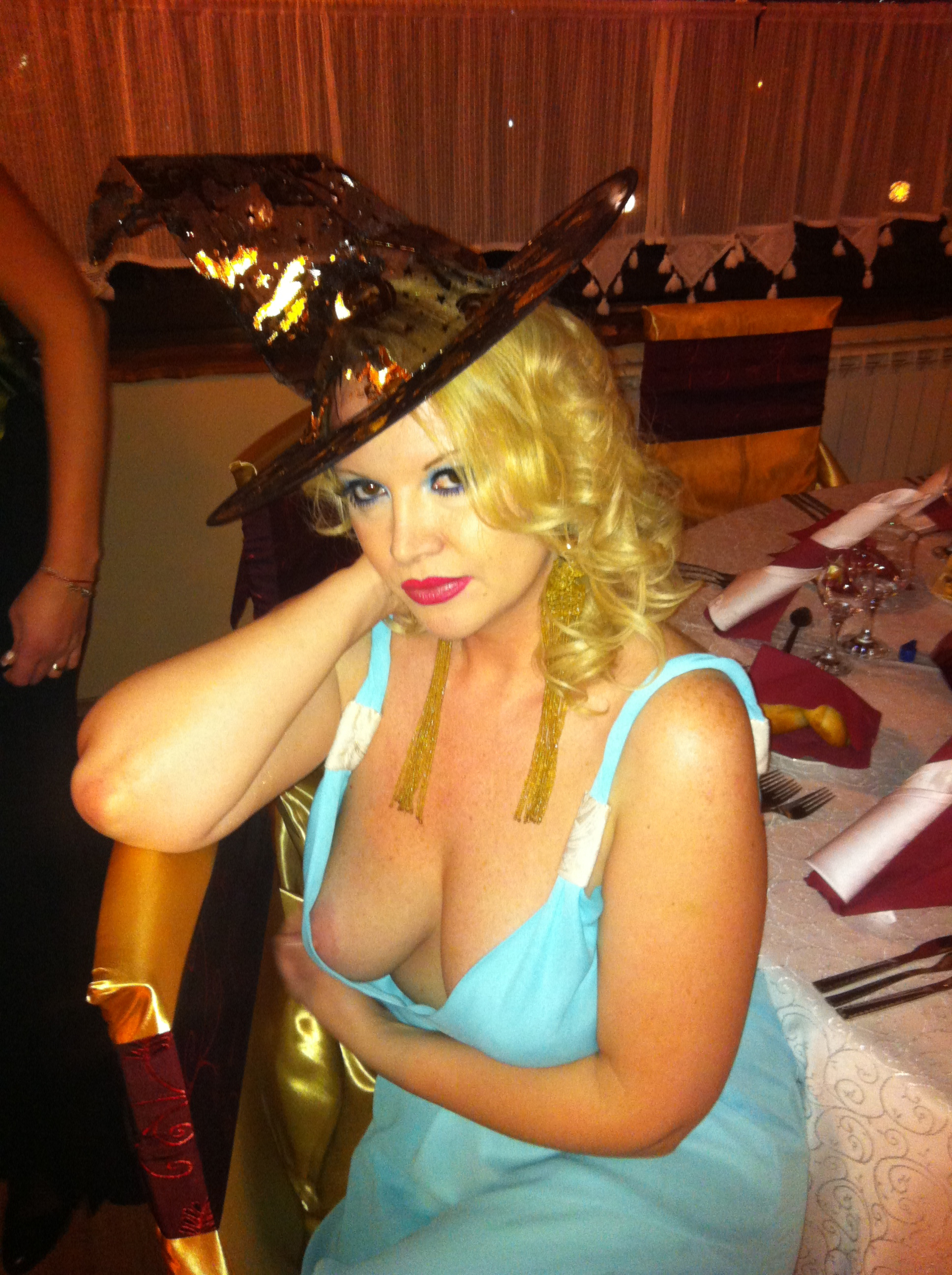 Gafa dintre ani! A intrat in 2013 cu pieptul dezgolit! Vezi ce vedeta a intampinat noul an cu sanii inainte!