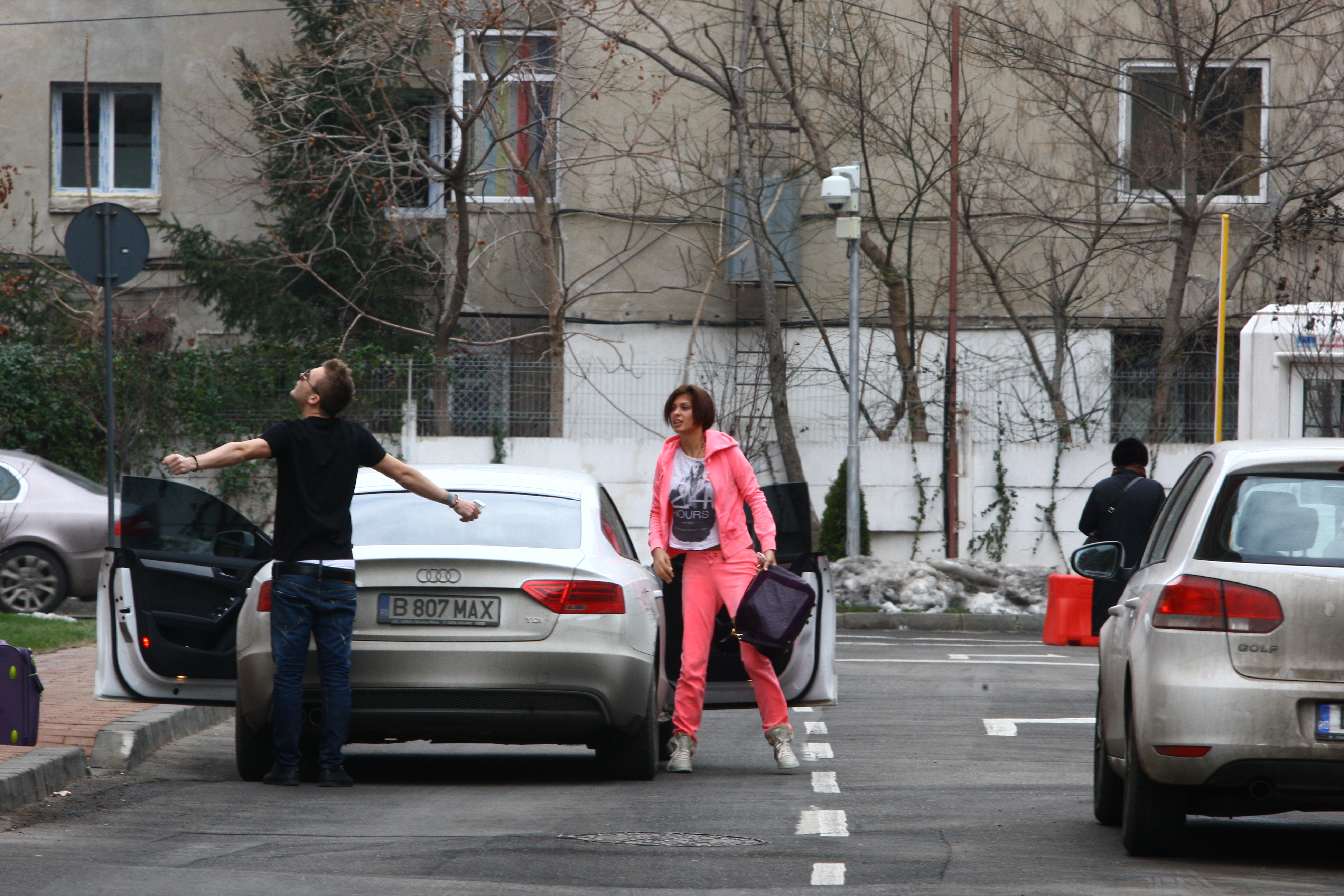 Dupa ce isi aduna tot ce avea prin autoturism, Madalina Pamfile iese si se indreapta spre iubitul ei