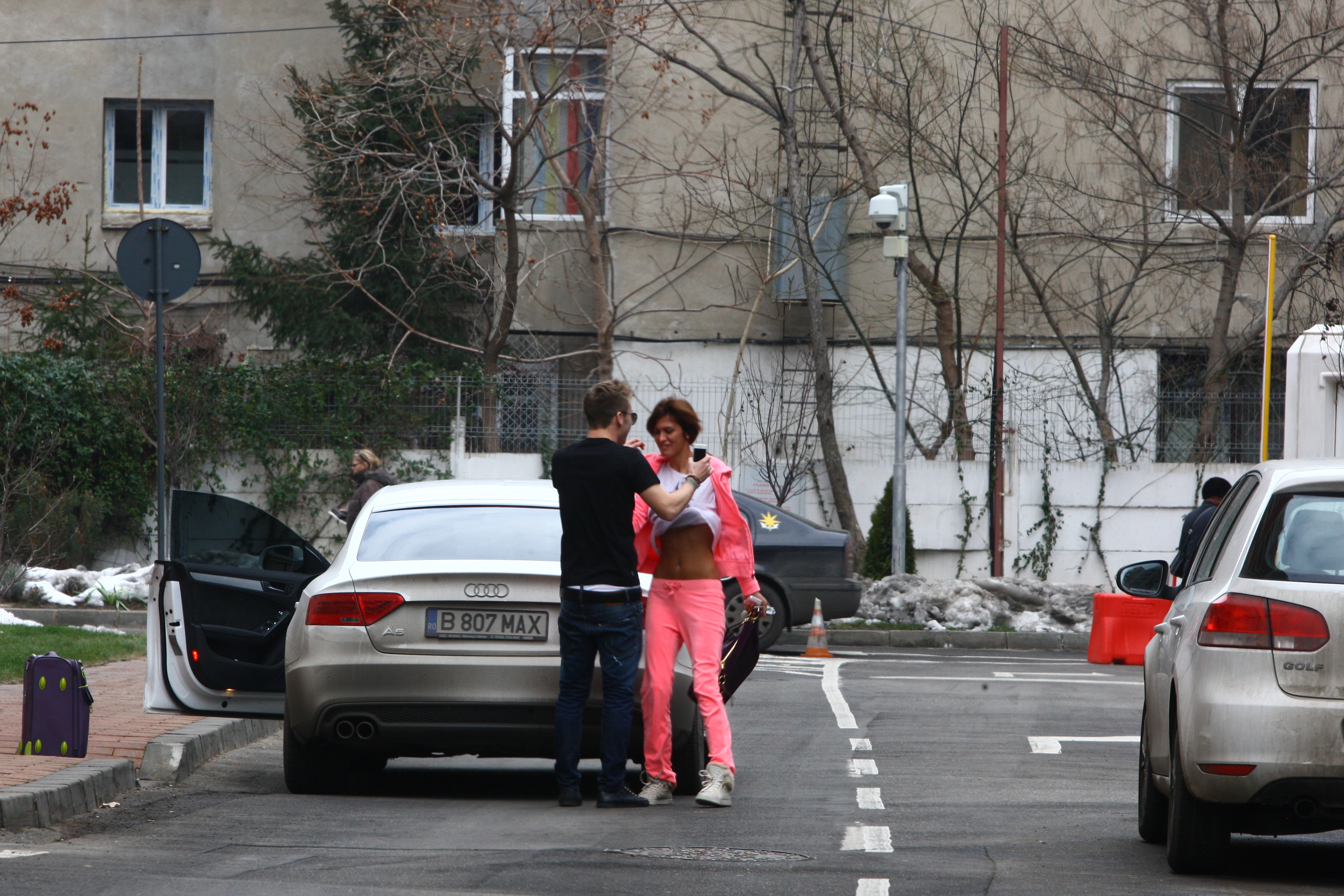 Topaind, bruneta vine spre fotbalistul de la Pandurii Targu Jiu