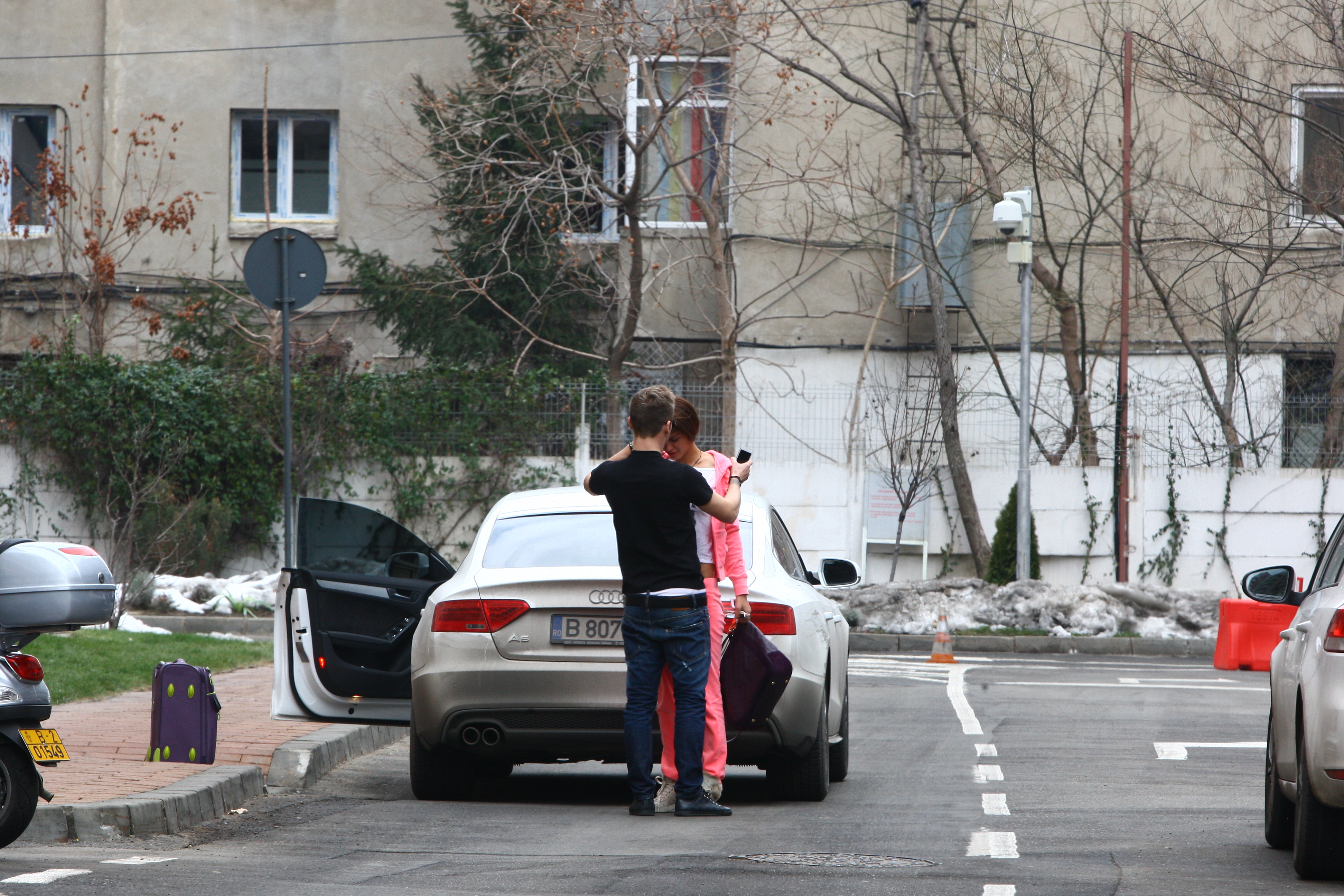 Tanara priveste in jos, dezamagita ca trebuie sa se desparta asa repede de Maxim