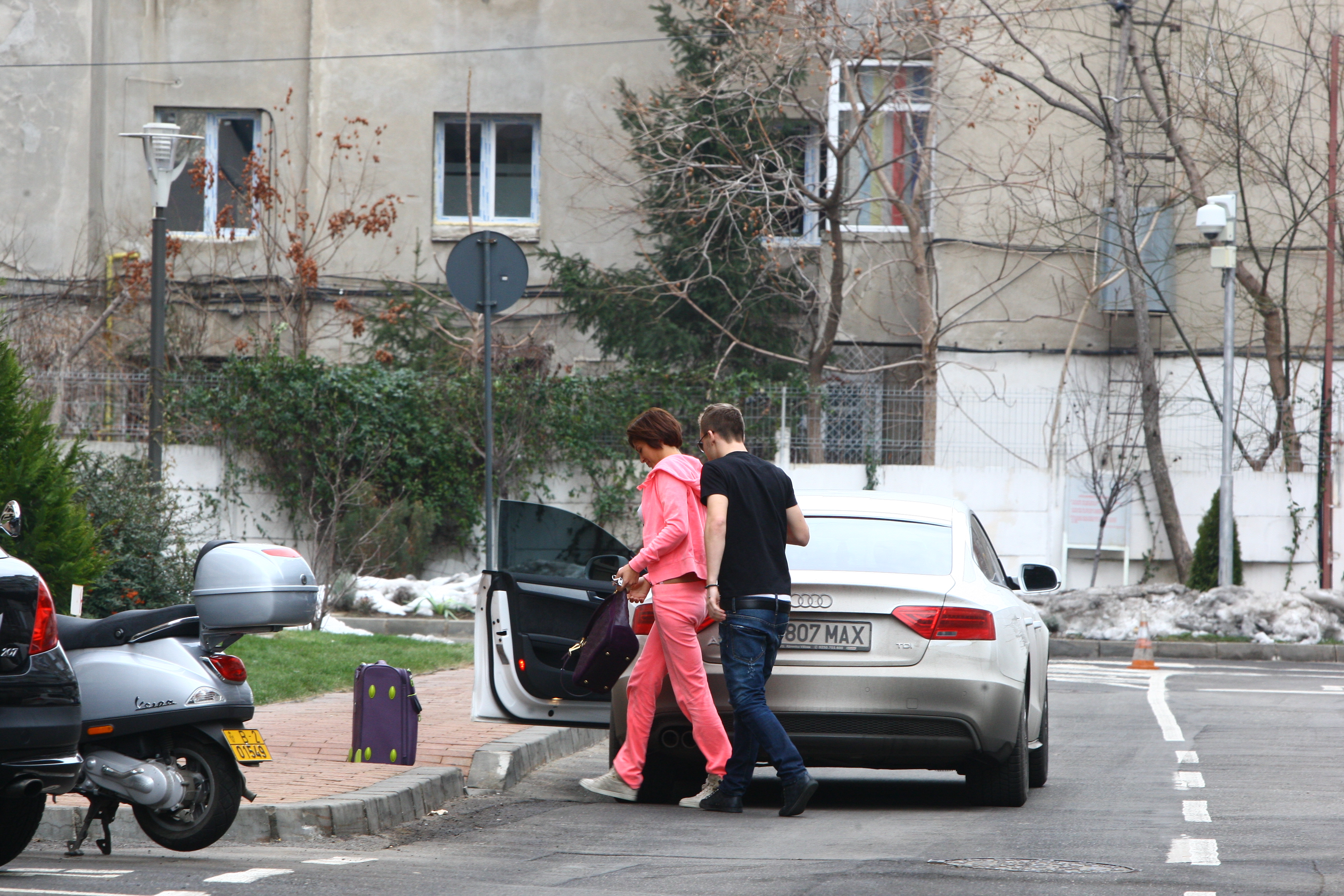 Tanarul o conduce pe fosta asitenta TV pana la intrarea in bloc