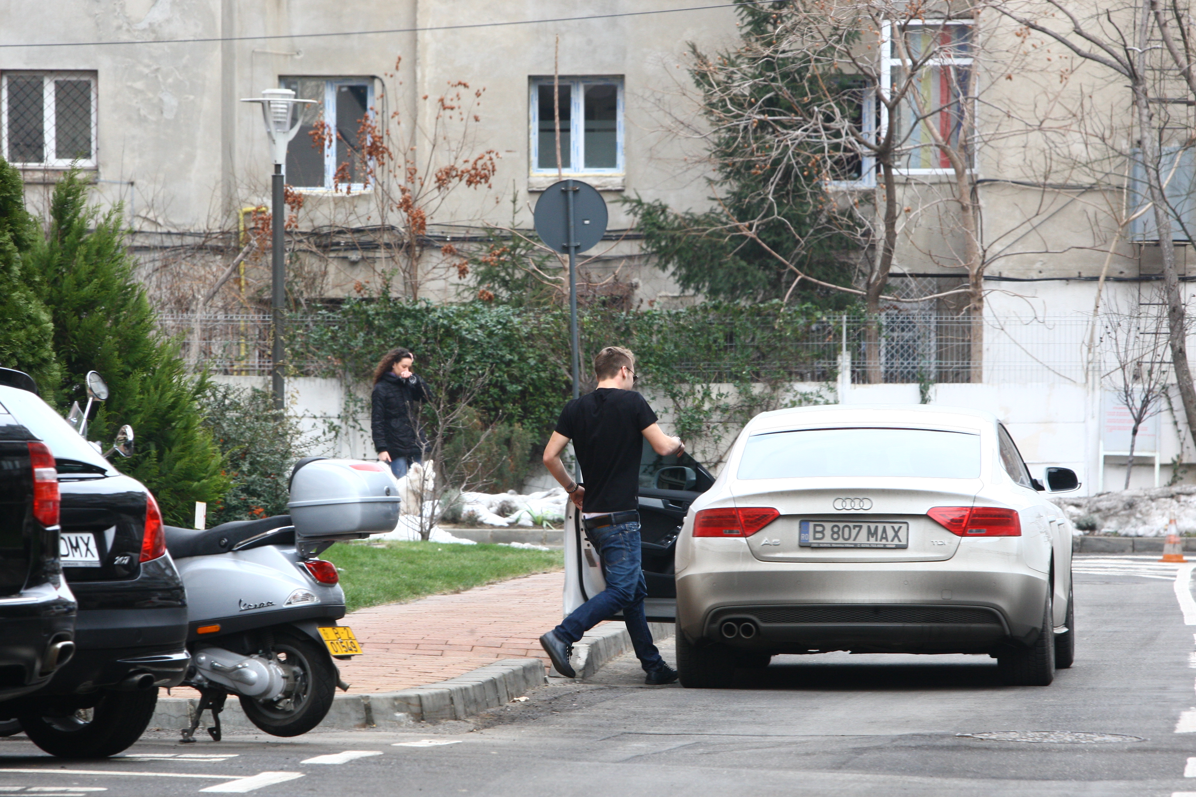 Fostbalistul se intoarce singur in masina si demareaza spre oras