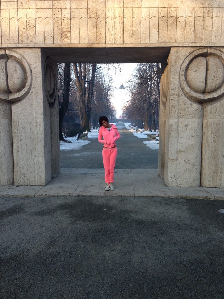 Dis de dimineata, Madalina s-a trezit pentru a merge sa se fotografieze chiar la Poarta Sarutului