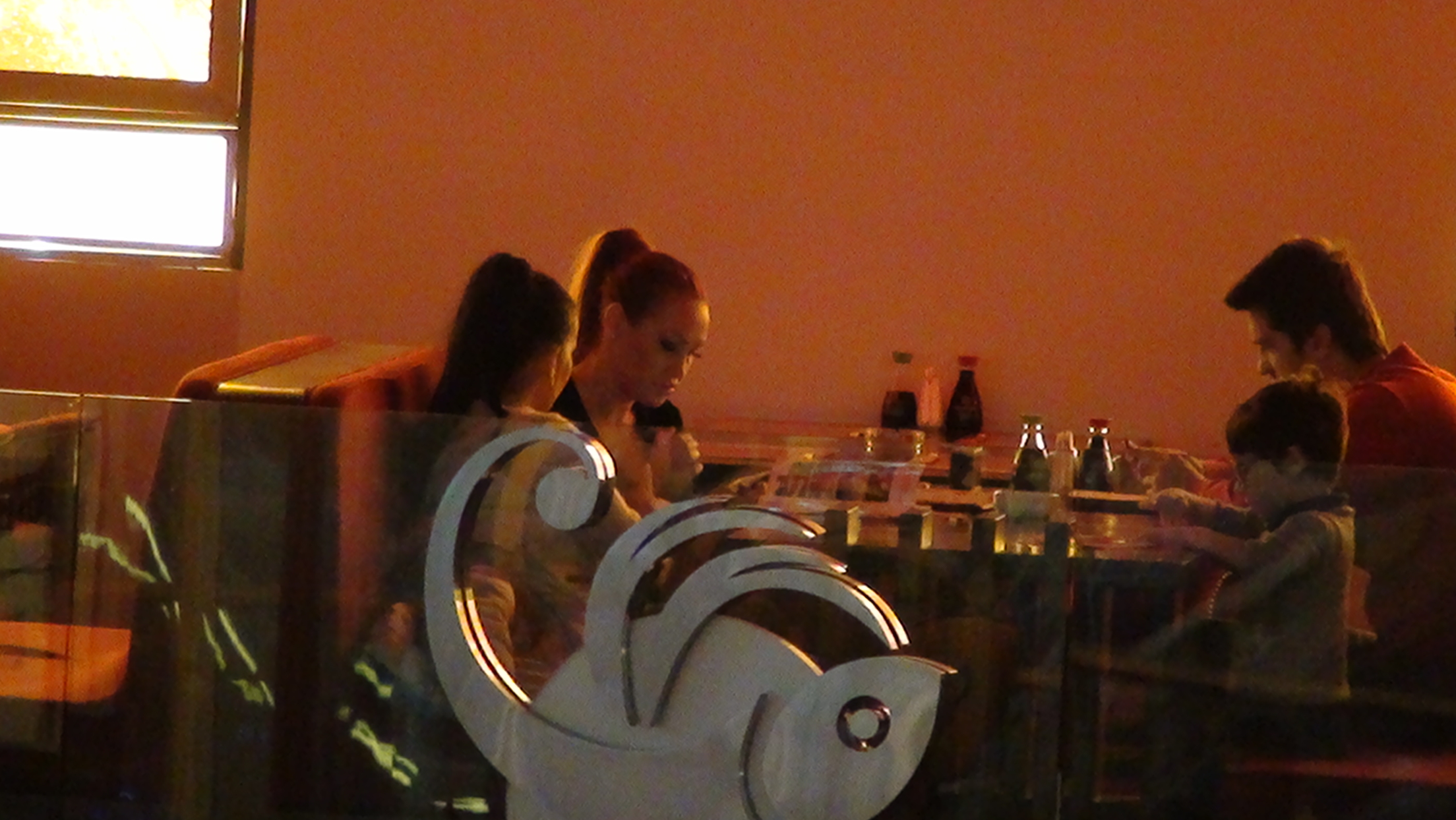 Raluca Podea a iesit in oras alaturi de prietena ei Adina Barbu, iubitul si fiul