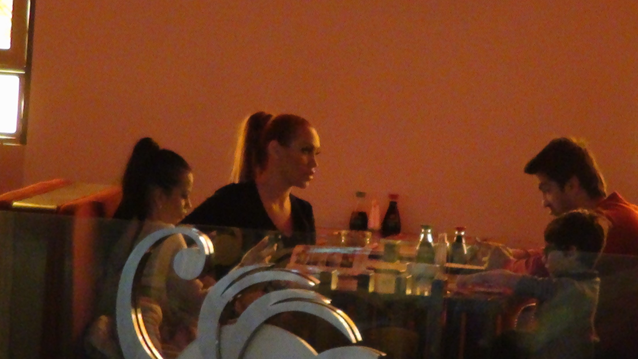 Blonda i-a scos la masa pe cei mai importanti barbati din viata ei