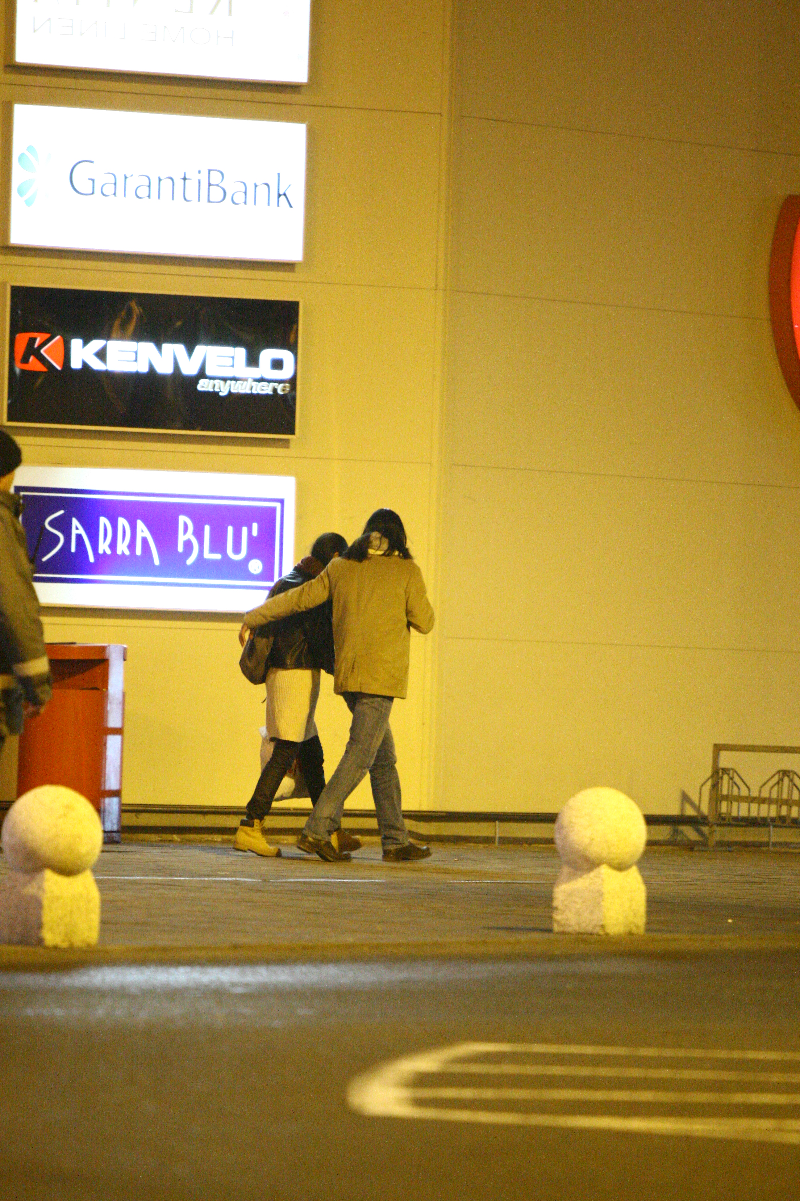 Atunci cand ies din magazin, actorul isi ia sotia in brate, pentru a o proteja de frig