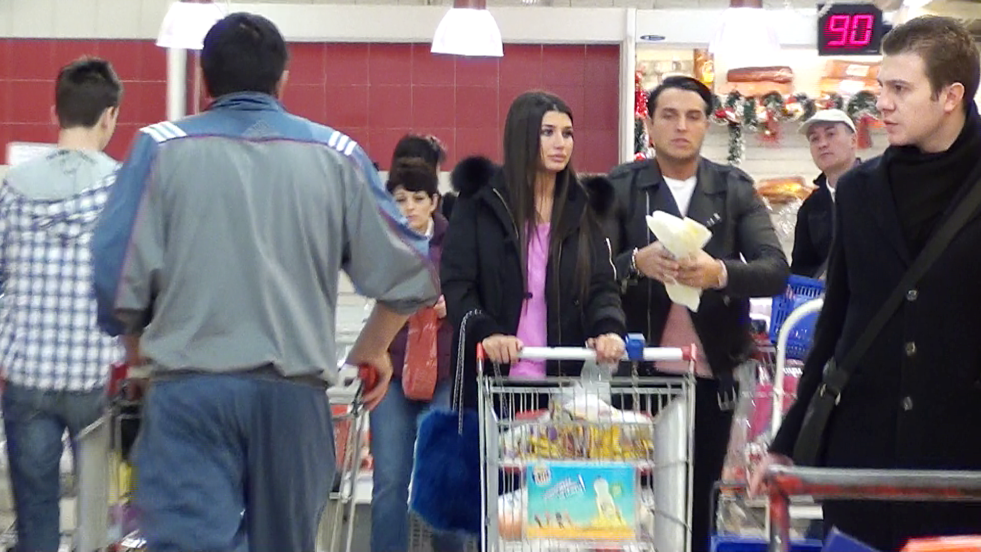 Elena Basescu si sotul ei au iesit la cumparaturi perfect asortati