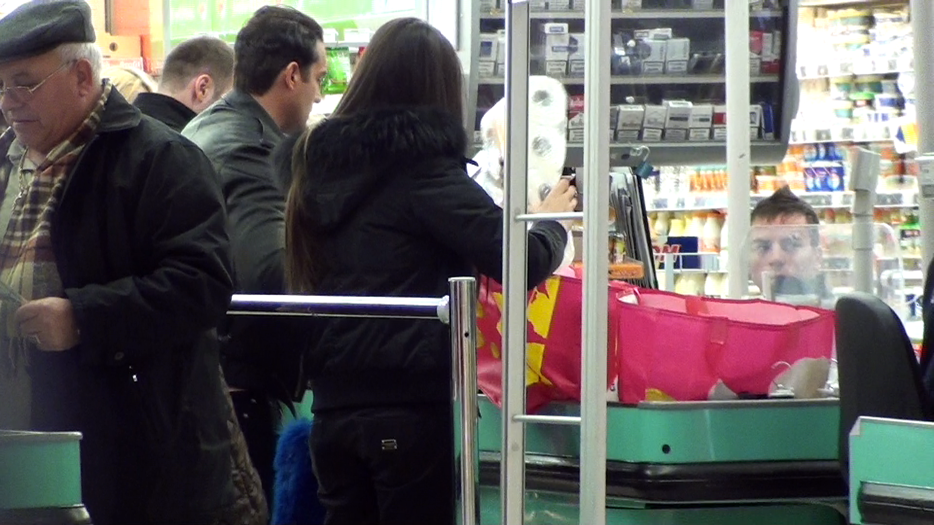 EBa a ales hartie igienica stantata cu motive florale roz, se pare, una dintre culorile ei preferate