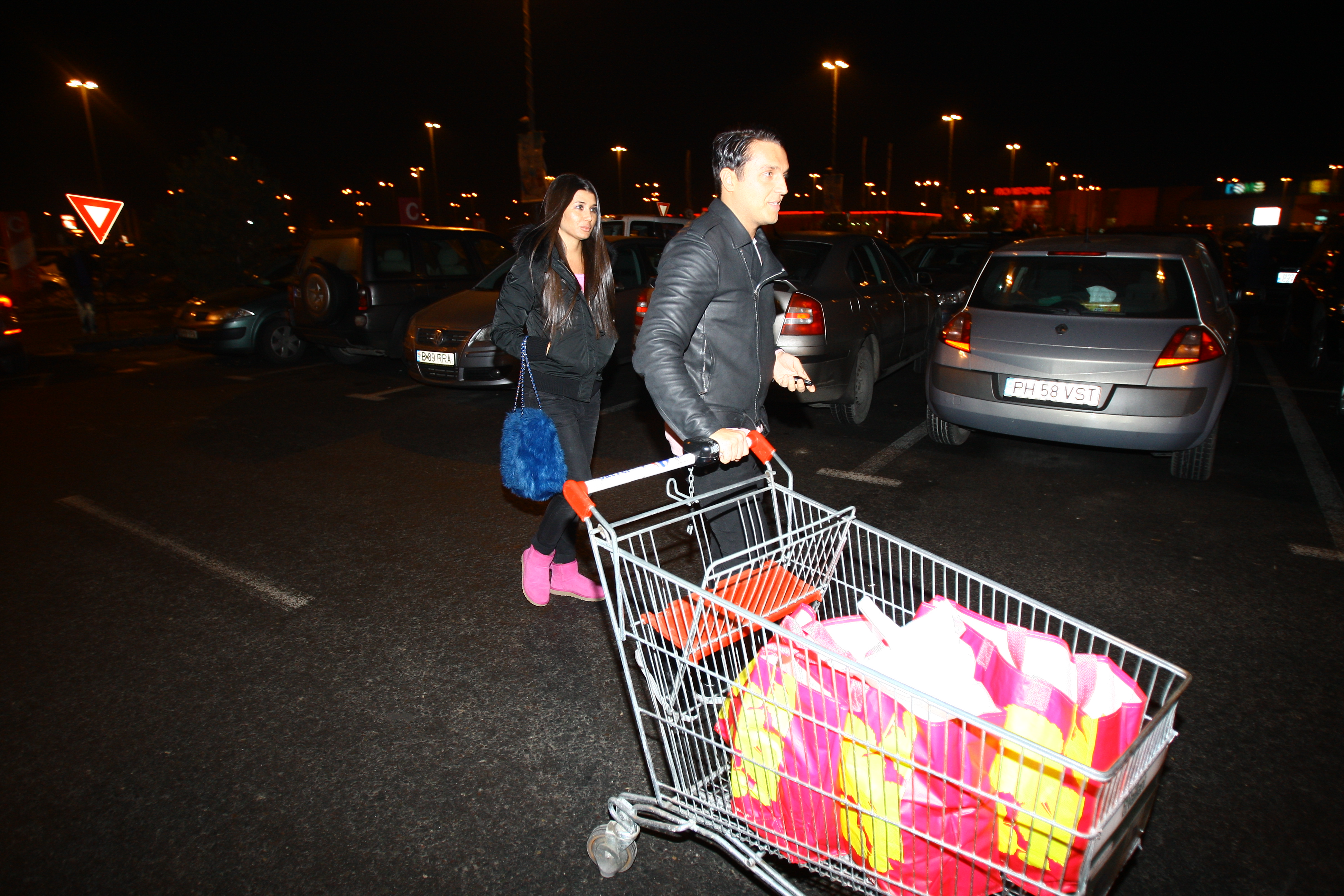 Tot roz au fost si pungile alese de Elena pentru transportul cumparaturilor