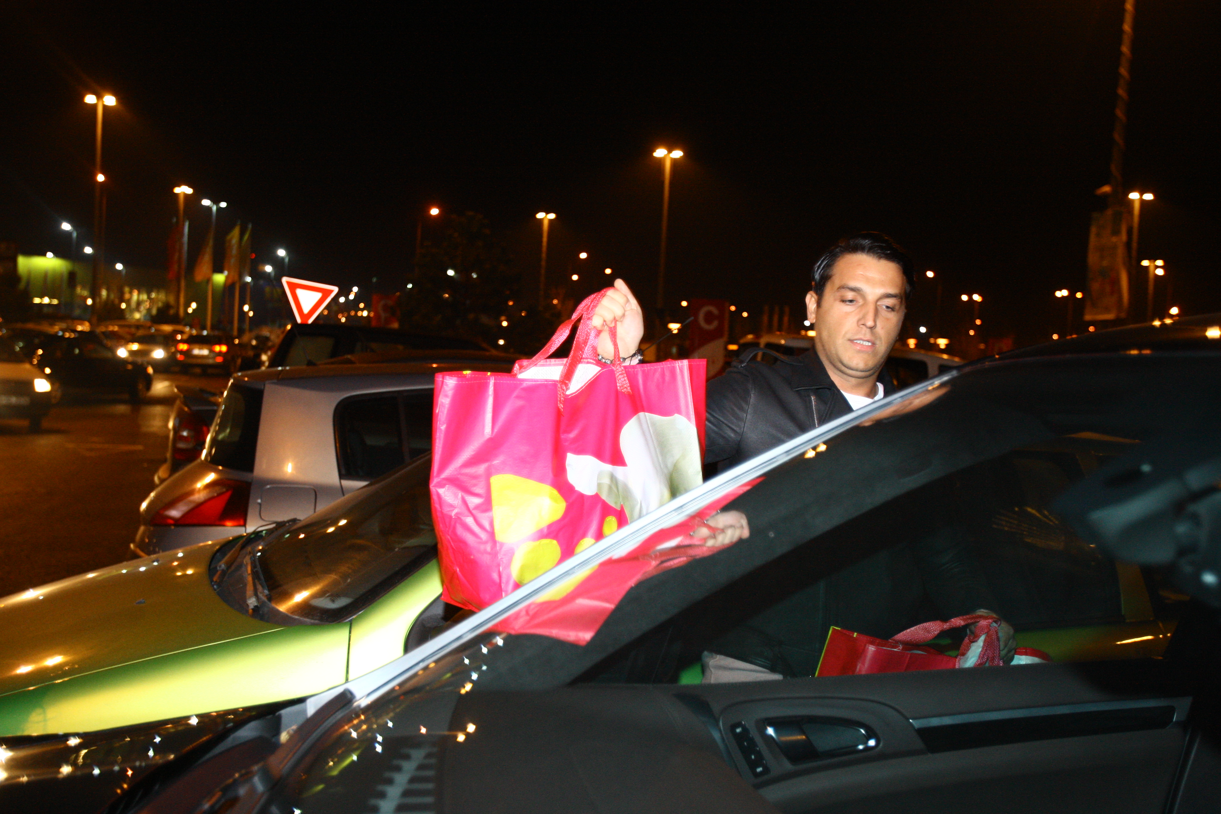 Syda se ocupa personal de incarcarea pungilor voluminoase si... roz!