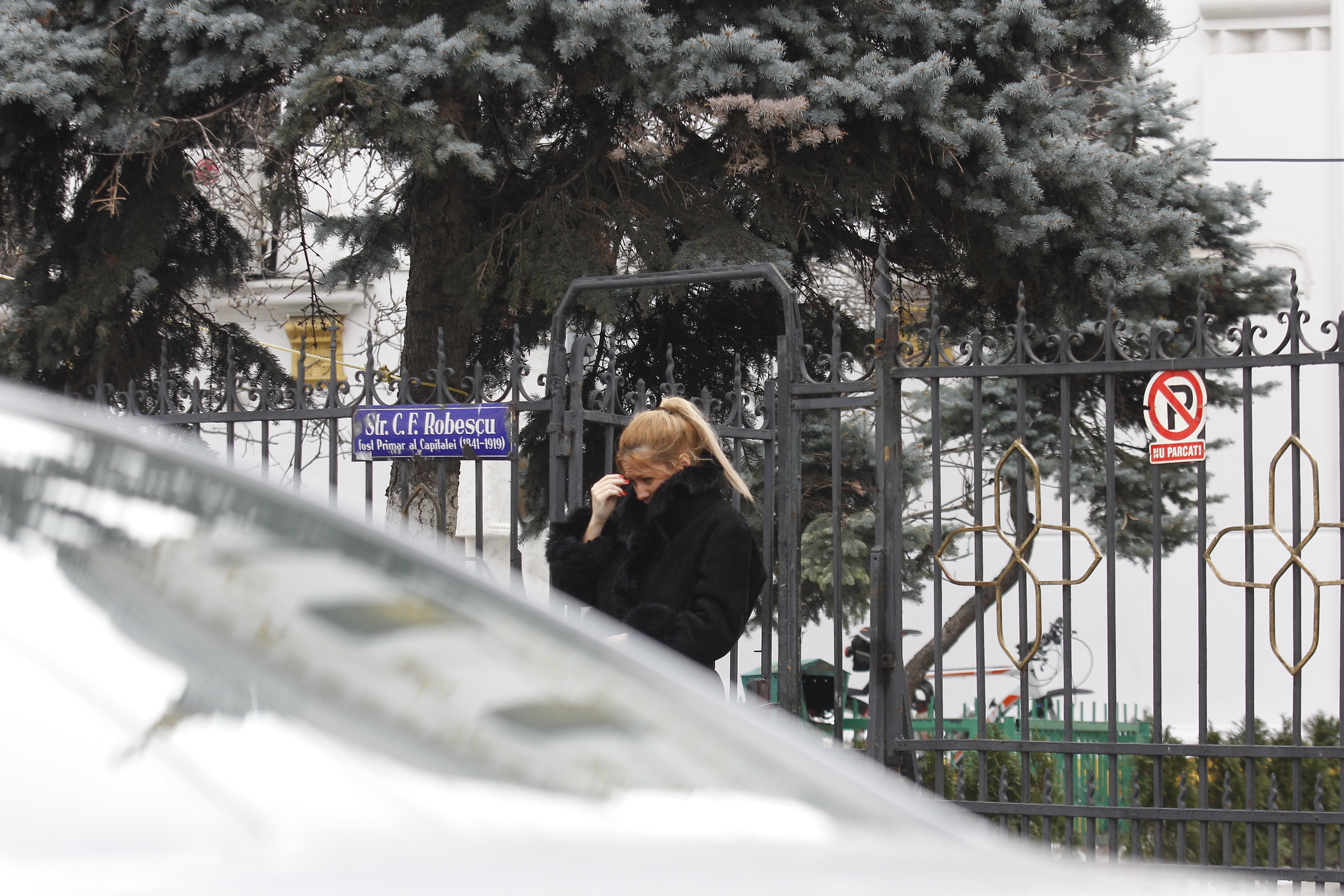 Blonda iese din lacsul de cult cu lacrimi in ochi