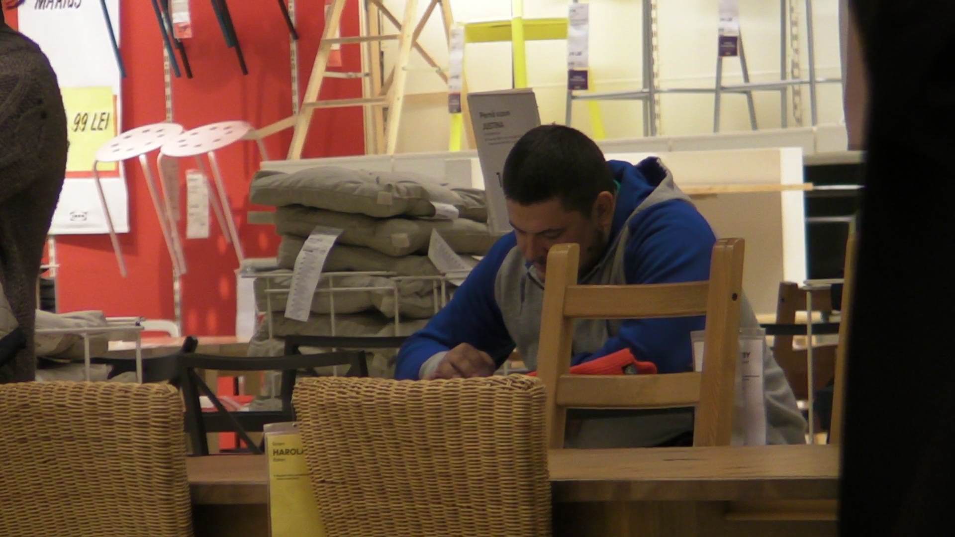 Artistul se aseaza la masa si incepe sa scrie sms-uri