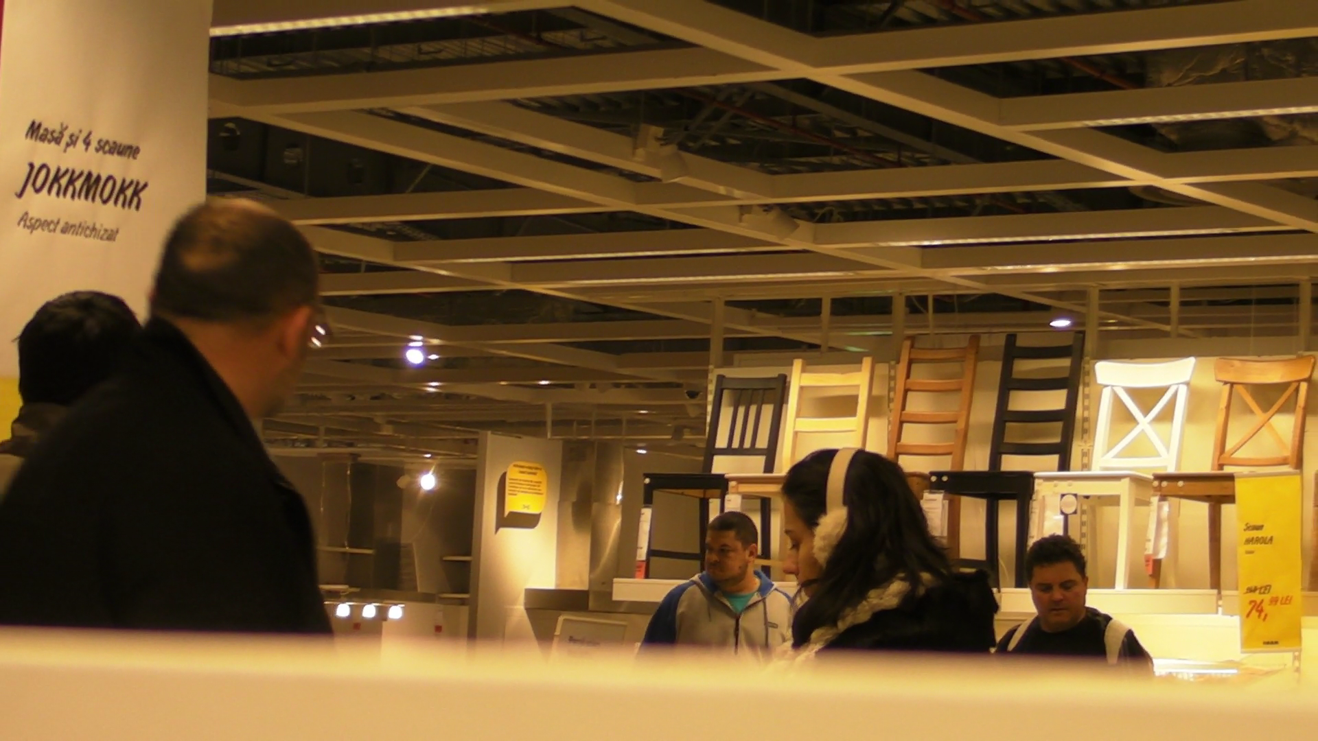 Intr-un final revine in dreptul unui exponat