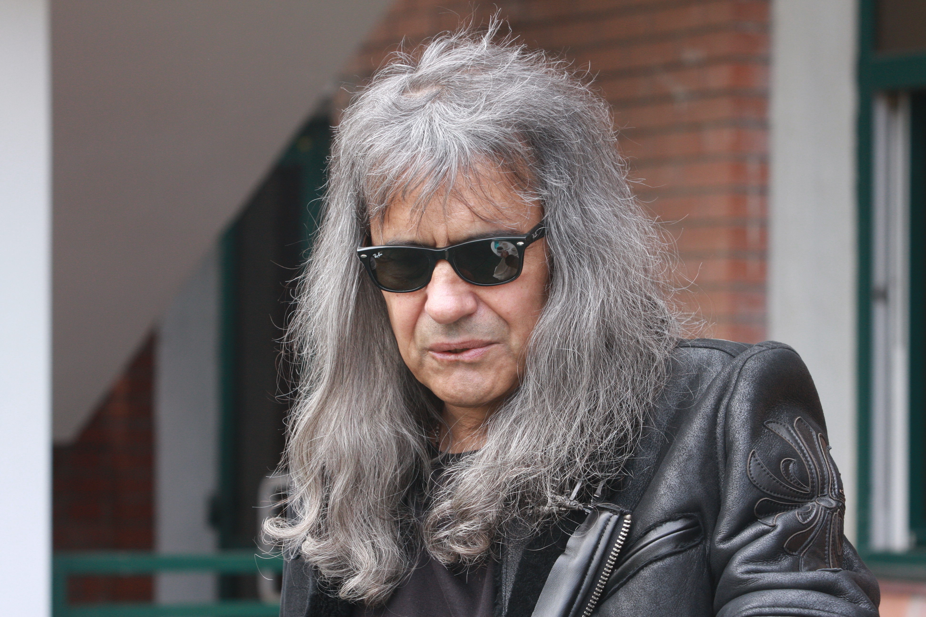 Probabil, acum, artistul isi aminteste amuzat de acele vremuri