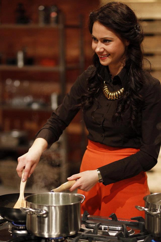 Bruneta a devenit cunoscuta dupa ce a participat la emisiunea culinara 