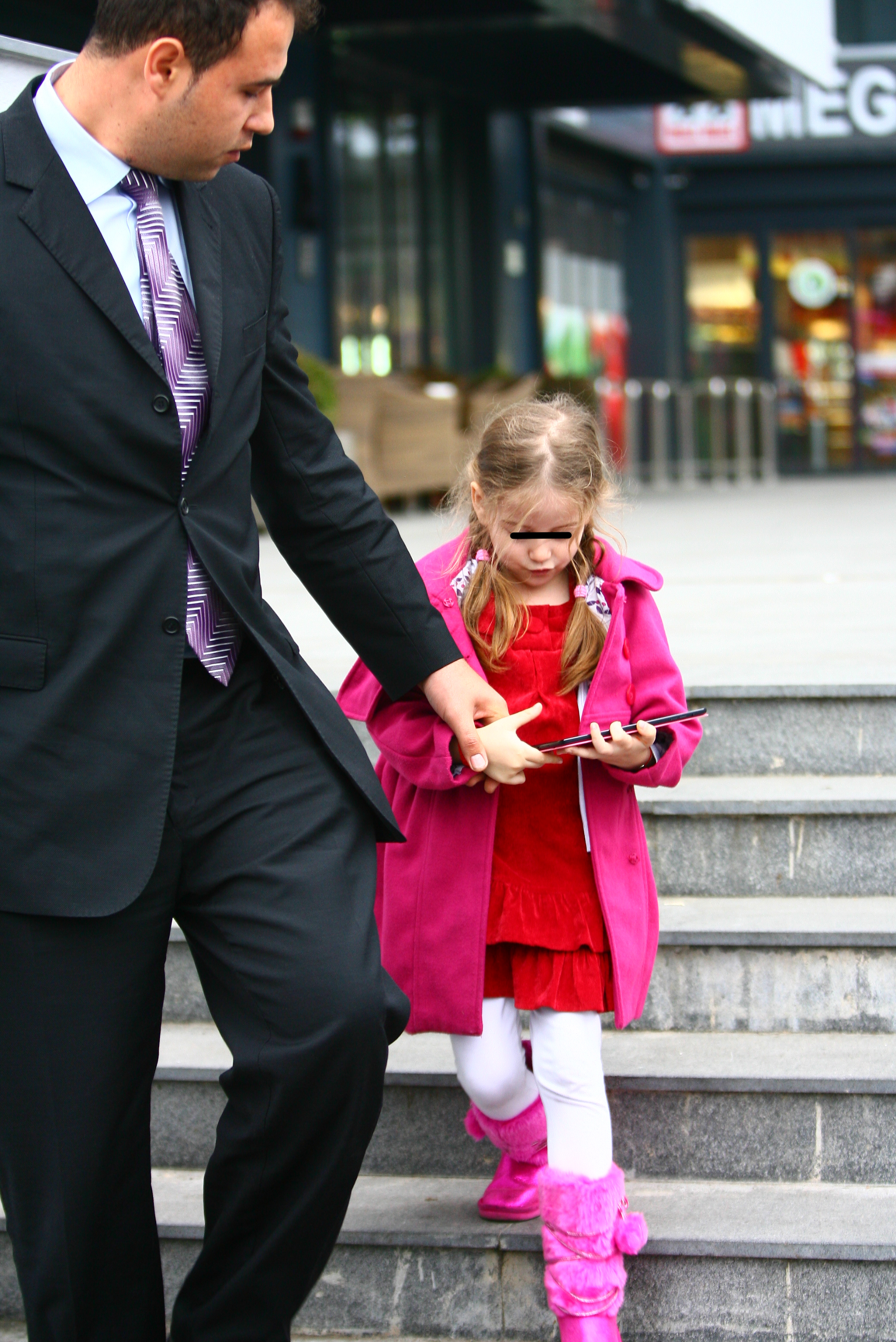 Soferul si fetita se intorc dezamagiti la masina