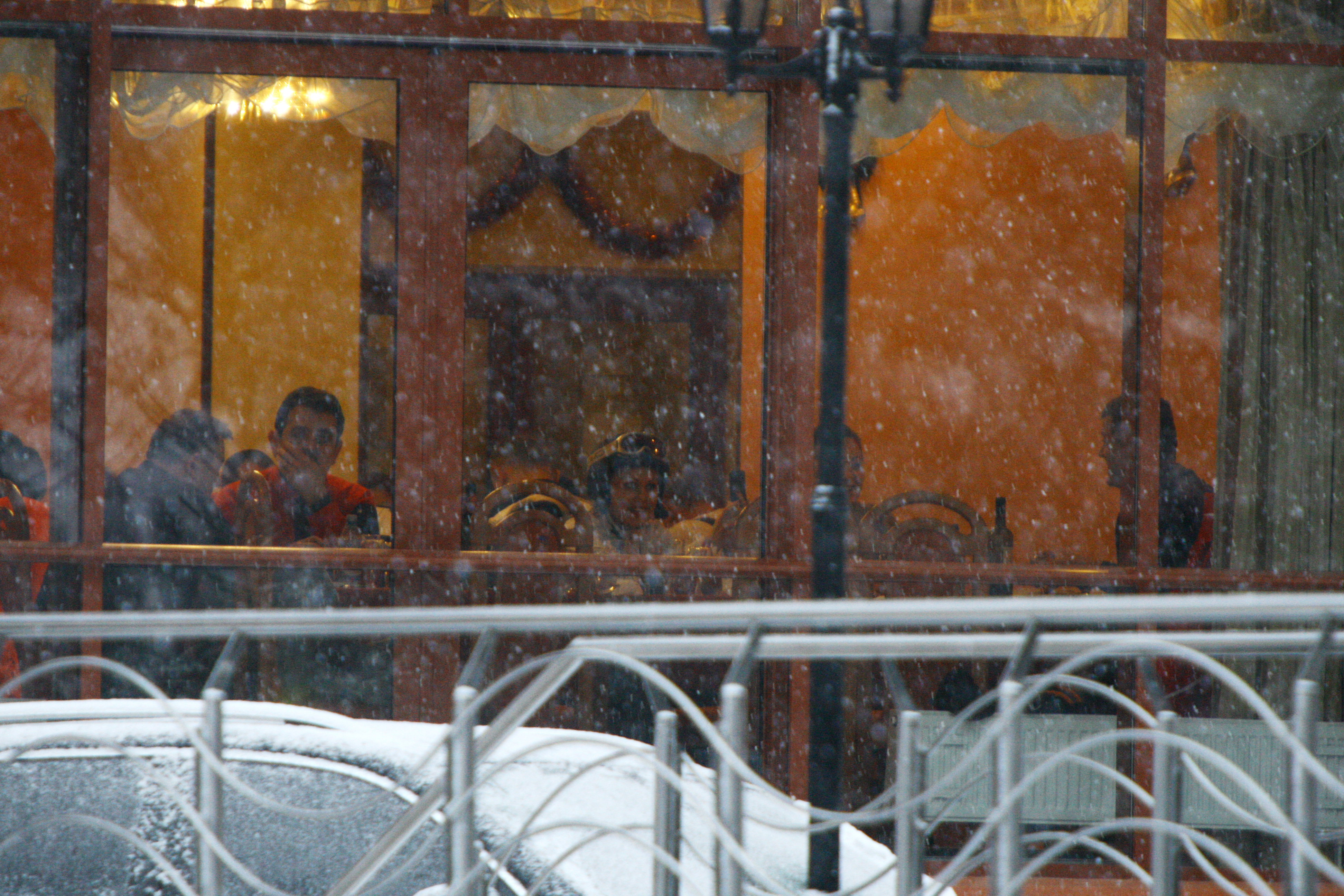 Cristina Rus s-a plictisit la masa, motiv pentru care s-a gandit ca ar fi de bun augur sa probeze casca de schi