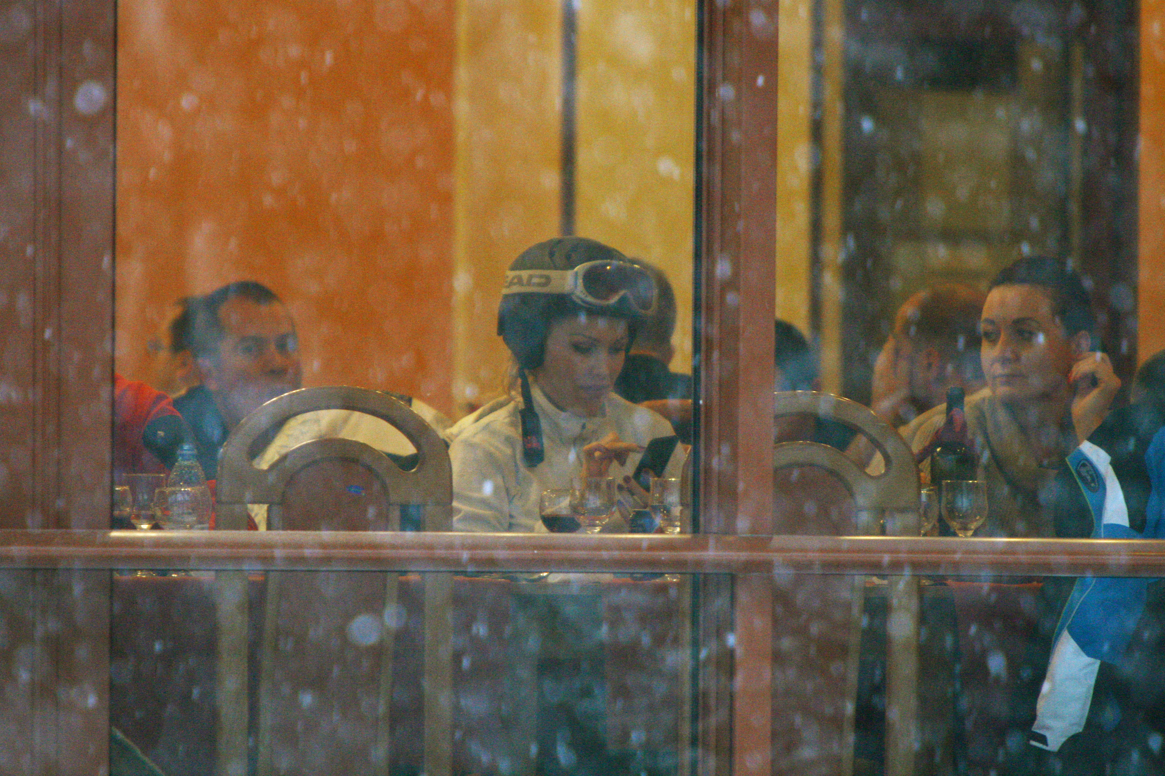 Solista a probat cascheta si, mandra, si-a facut si cateva poze pentru a se admira