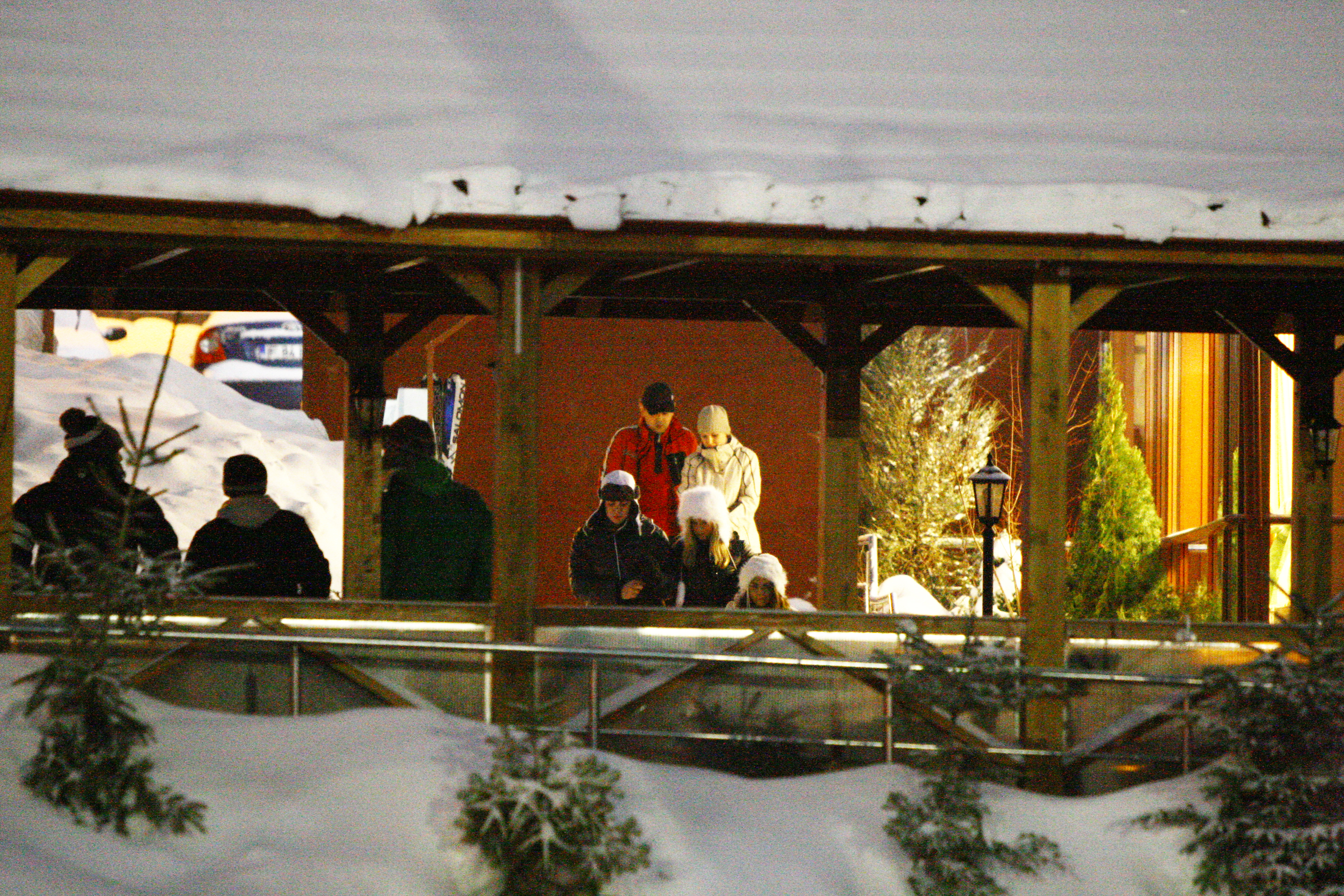 Cristina, sotul ei si prietenii lor au iesit din restaurant dupa mai bine de trei ore