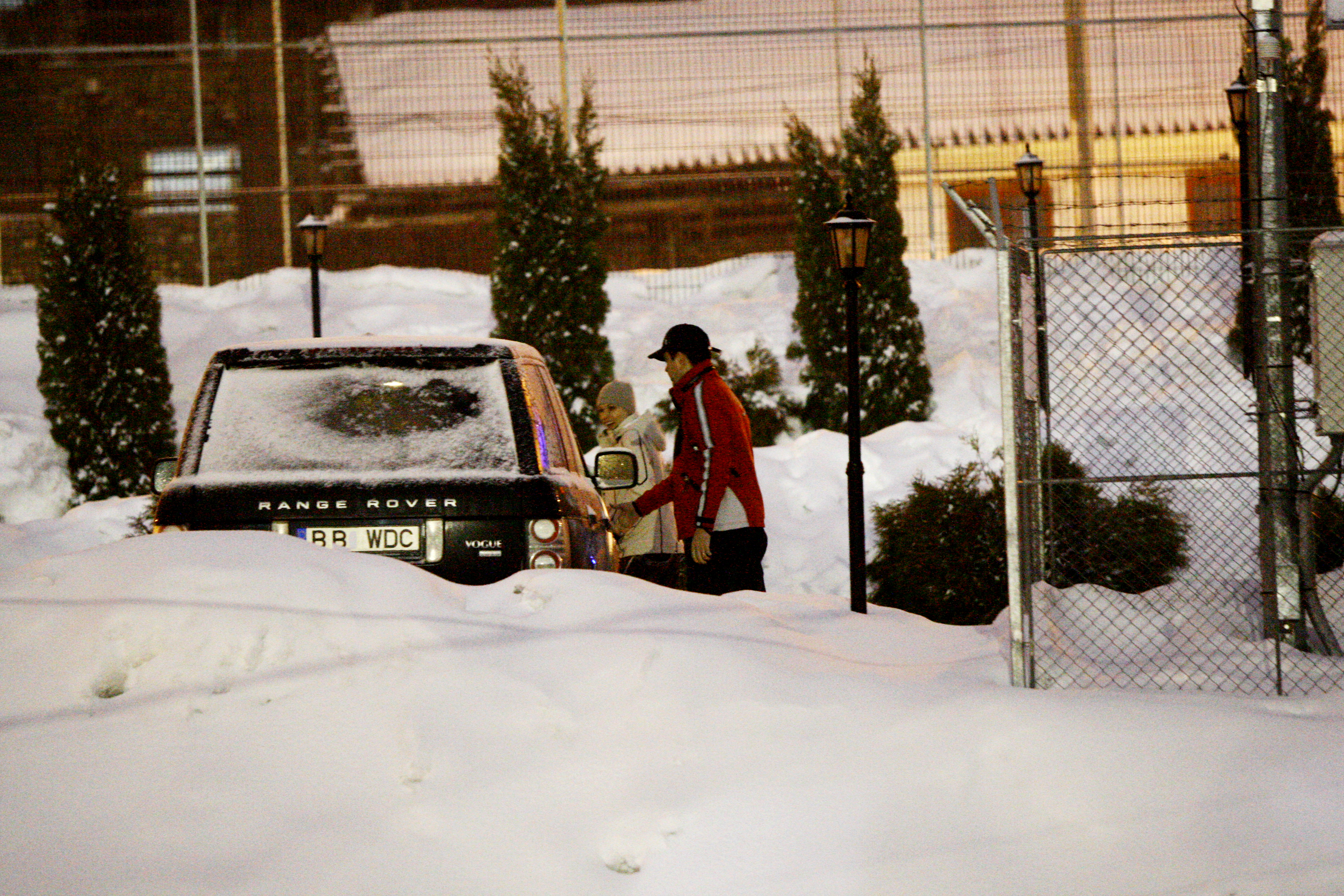 Solista si sotul sau s-au indreptat catre masina ei, parcata la cativa metri de iesirea de la restaurant