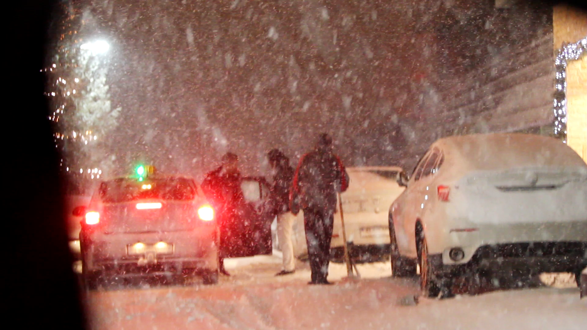 Pepe tine portiera pentru ca sotia lui sa poata iesi mai usor din autoturism