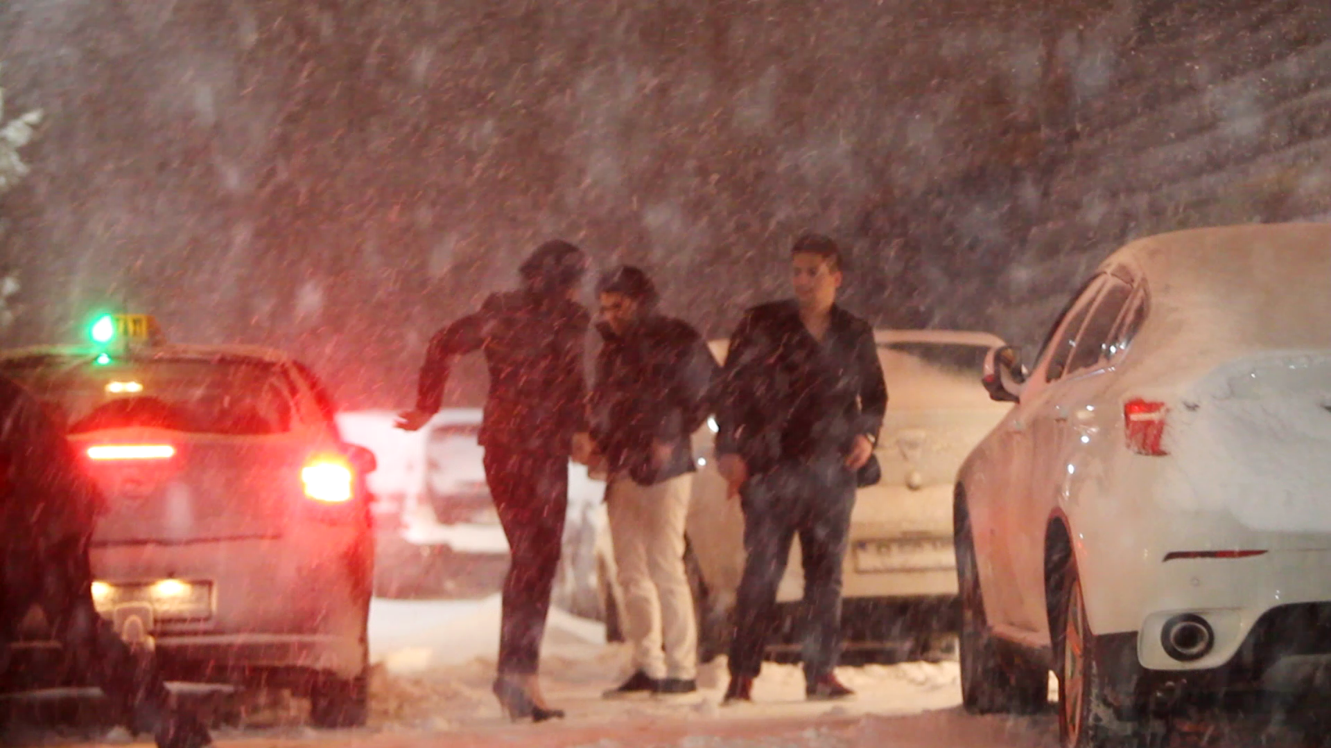 Din cauza tocurilor foarte mari, sotia lui Pepe de abia isi putea mentine echilibrul pe zapada