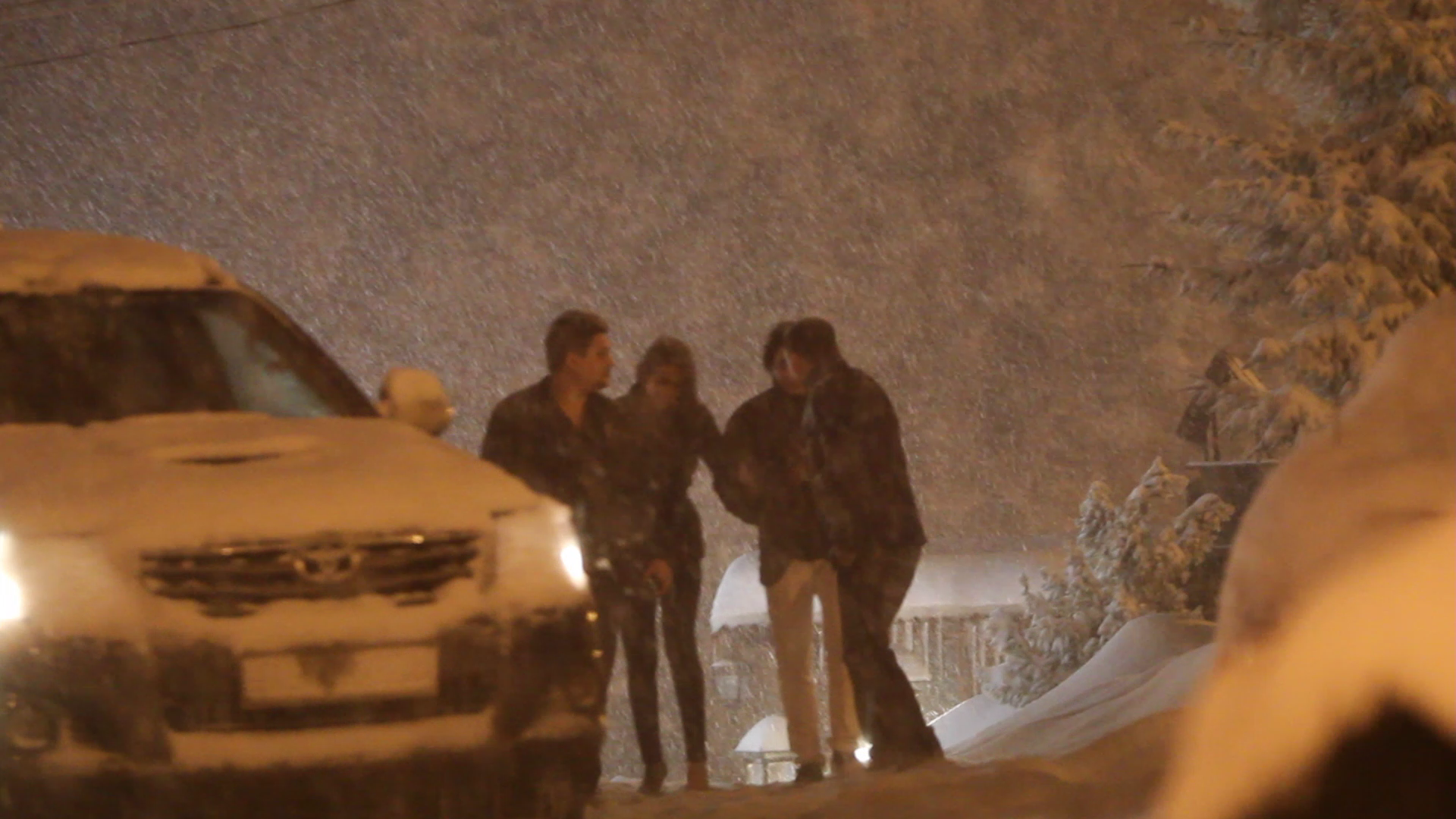 Ajutata de sotul ei si de un amic, bruneta reuseste sa ajunga in club