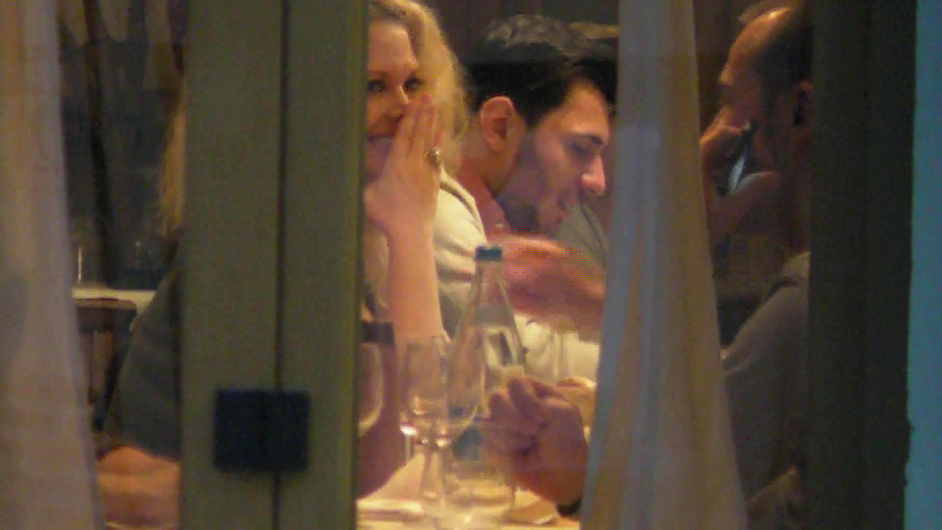 Oana Lis rade si se simte in elementul ei printre bogatasi