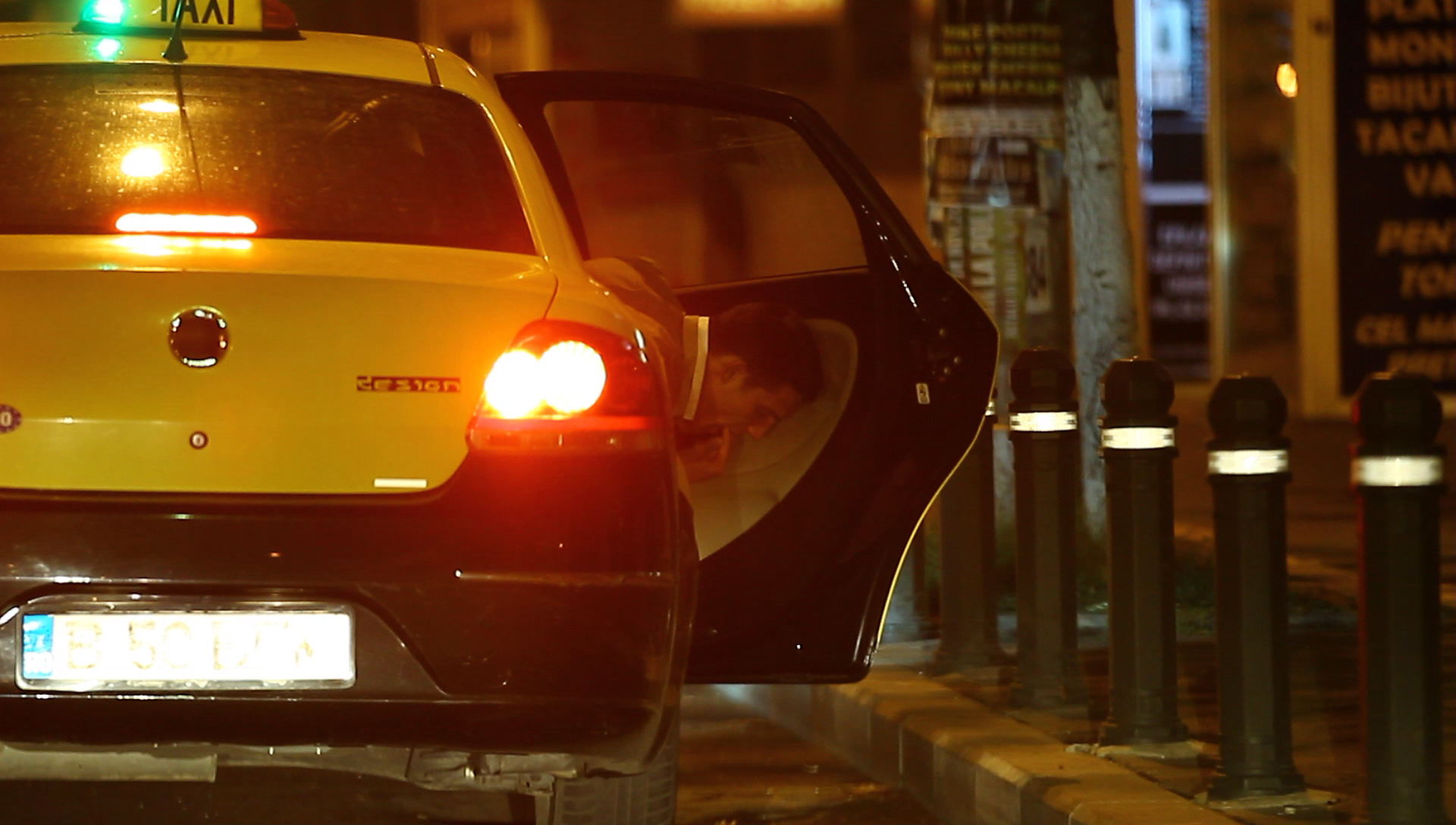 In urma cu ceva vreme, fotbalistul a fost fotografiat in momentul in care vomita dintr-un taxi, dupa o noapte nebuna petrecuta in club alaturi de colegii lui