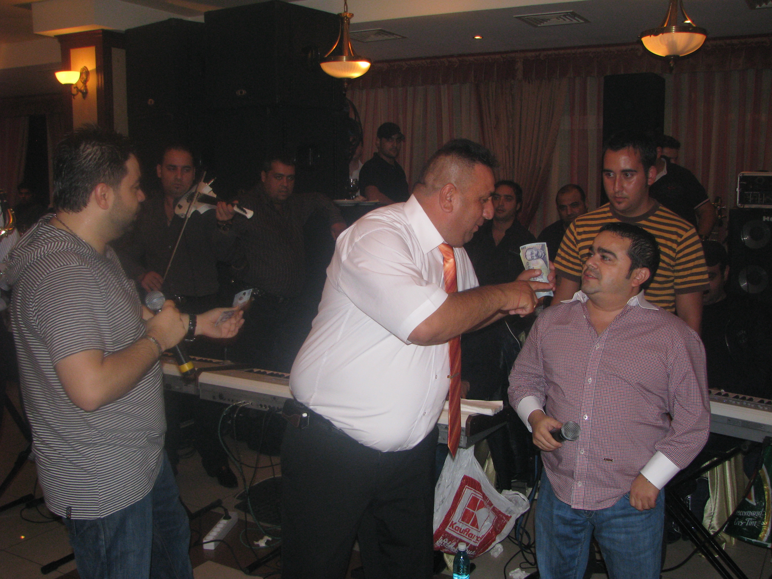 Bote a fost atractia petrecerii, iar Adrian a fost solicitat toata seara de catre invitati sa cante pentru designer