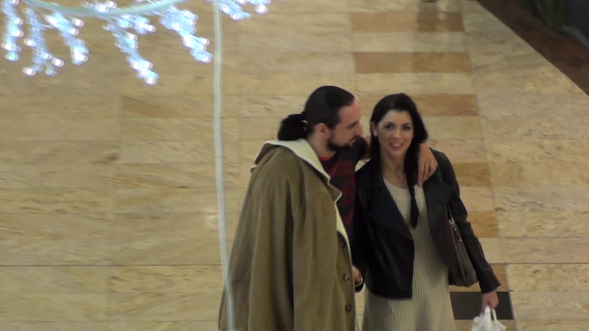 Denis si Cristina sunt extrem de tandri si nu se feresc deloc sa faca astfel de gesturi in public