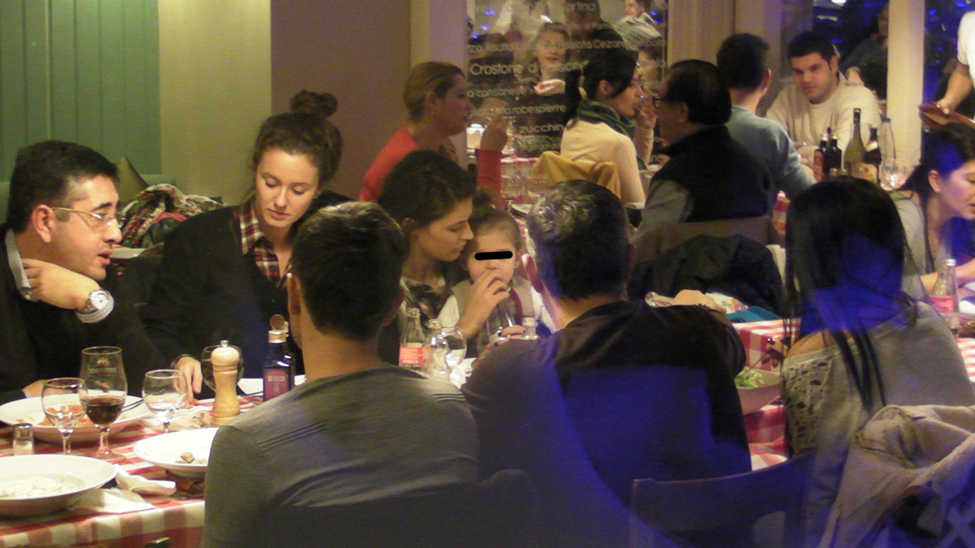 Antonia, Vincenzo si fiica lor au iesit la restaurant cu intreaga familia a lui Vincenzo si inclusiv cu tatal lui (stanga)