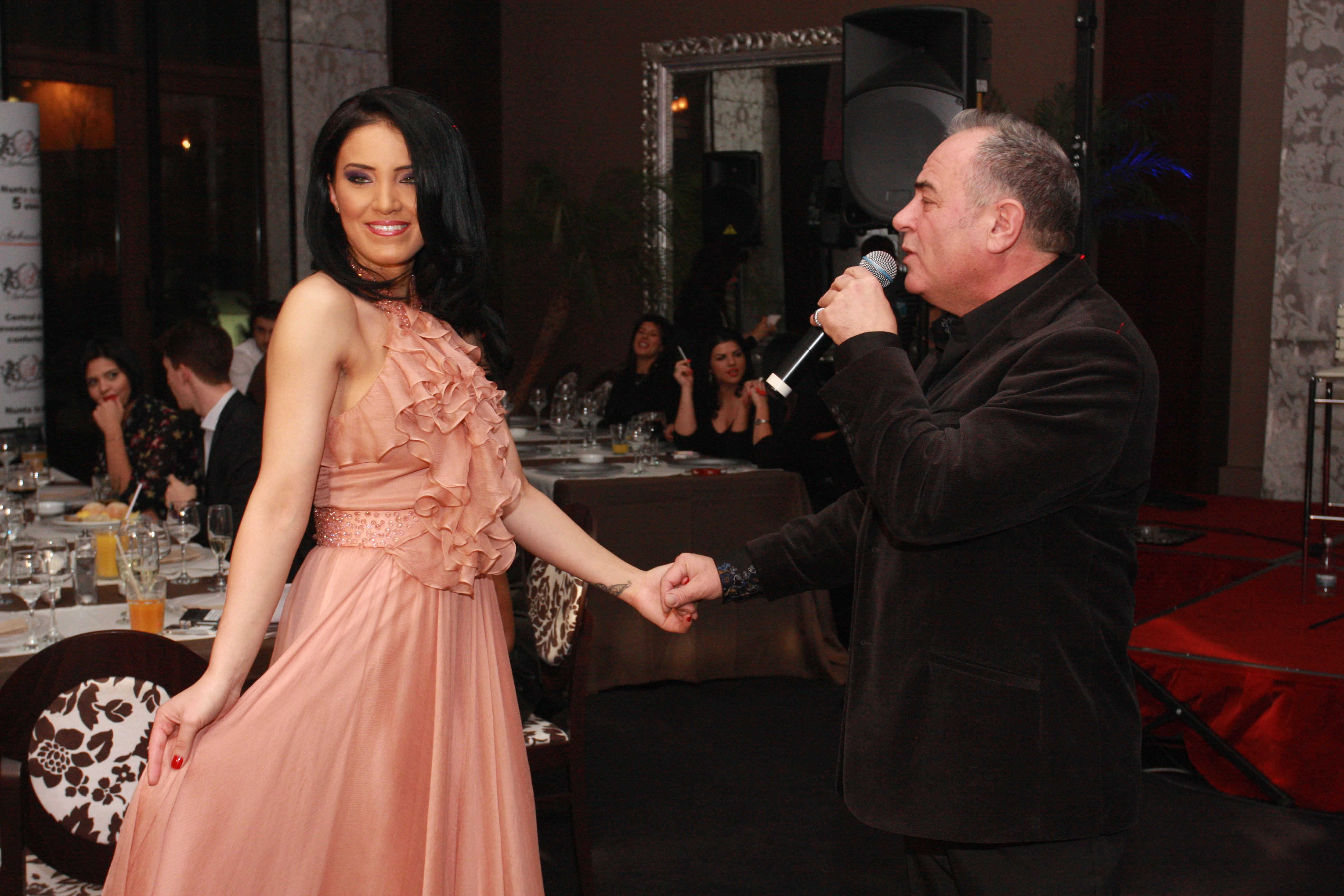 Adelina s-a distrat de minune la ziua ei, luni seara, in compania prietenilor