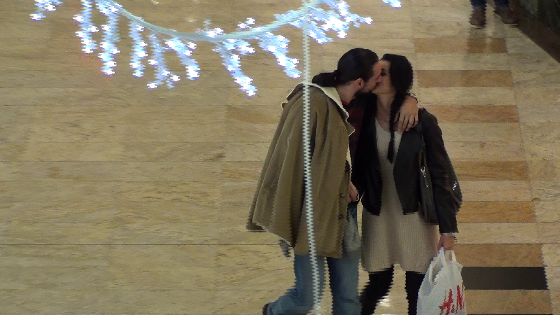 Desi este inca insurat, Denis Stefan nu s-a sfiit sa se afizeze cu bebelusa Cristina si sa se sarute in vazul lumii, la mall