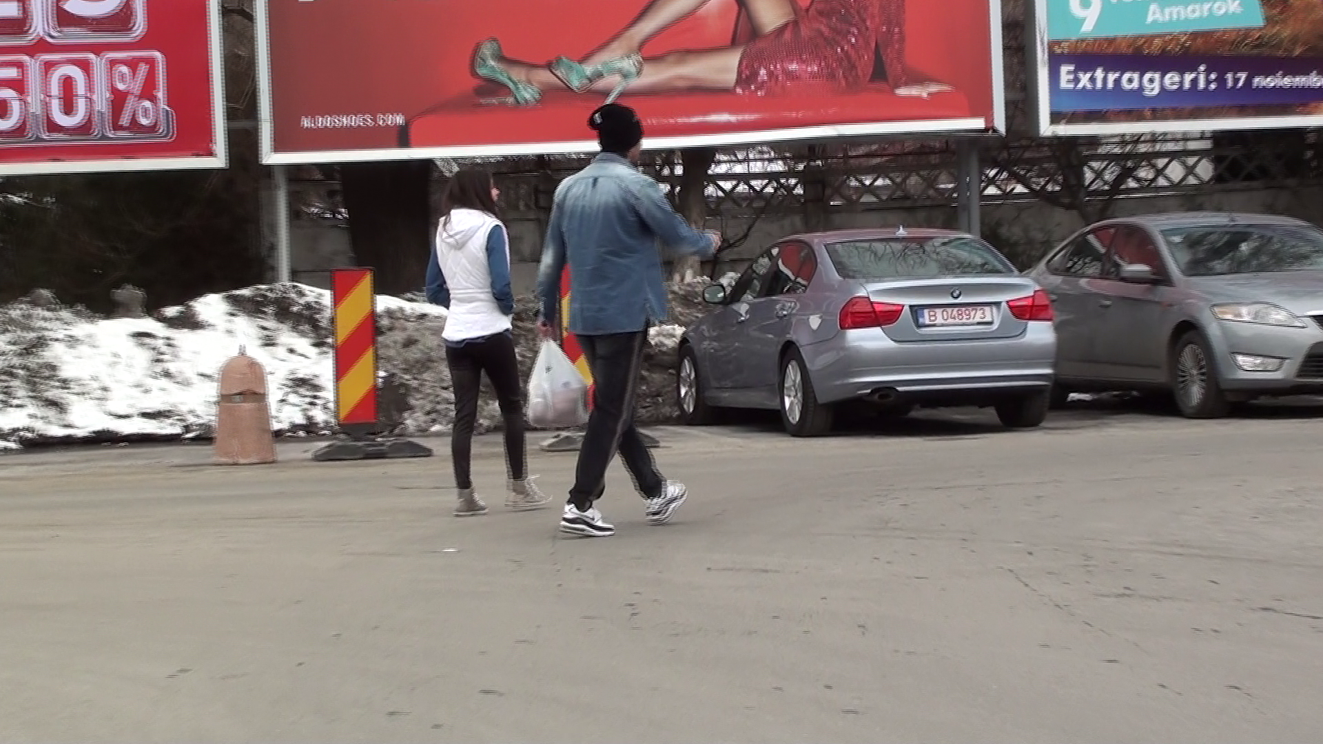 Cei doi merg in mare graba spre masina fotbalistului