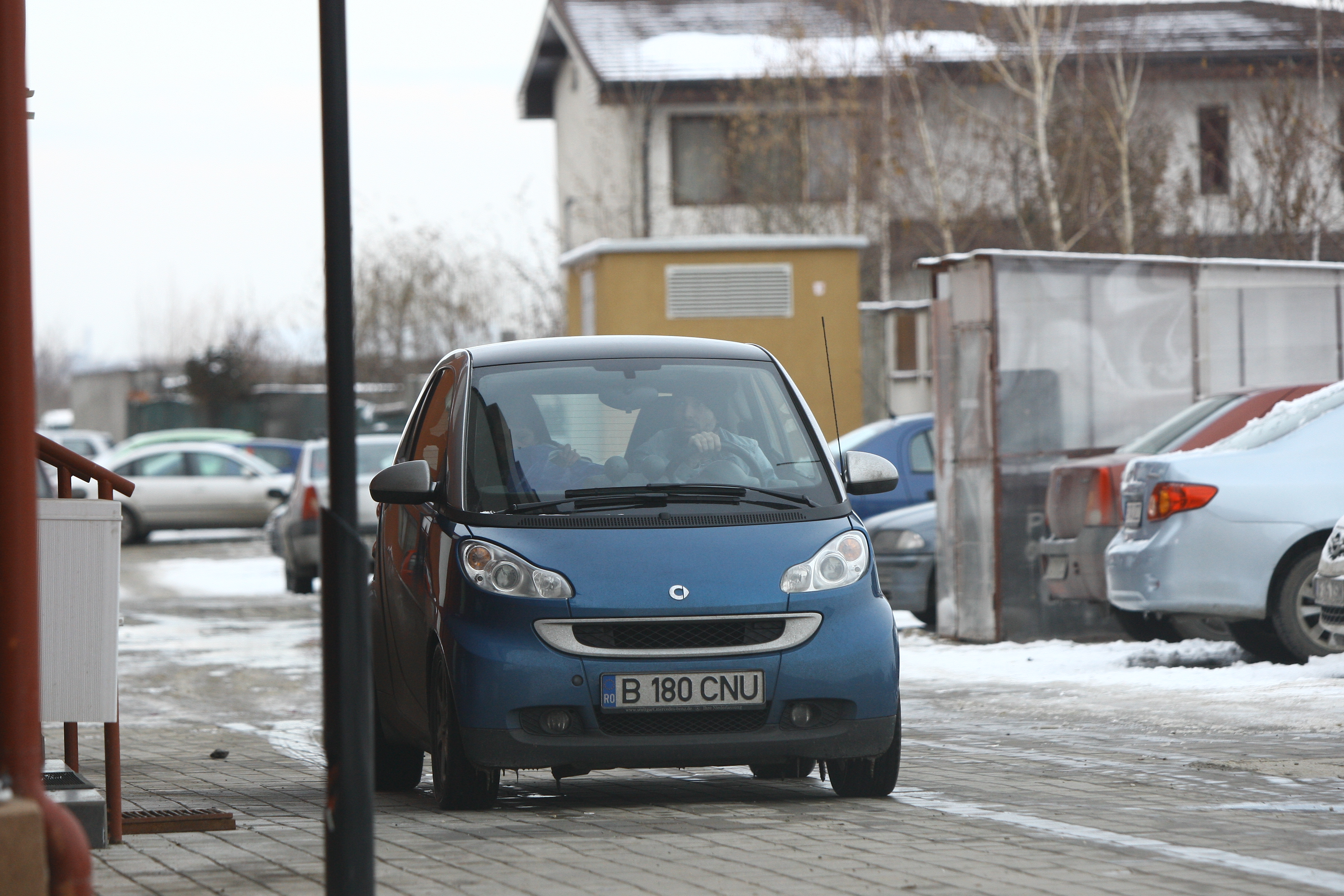 Barbatul vine acasa cu o alta femeie, diferita de iubita lui