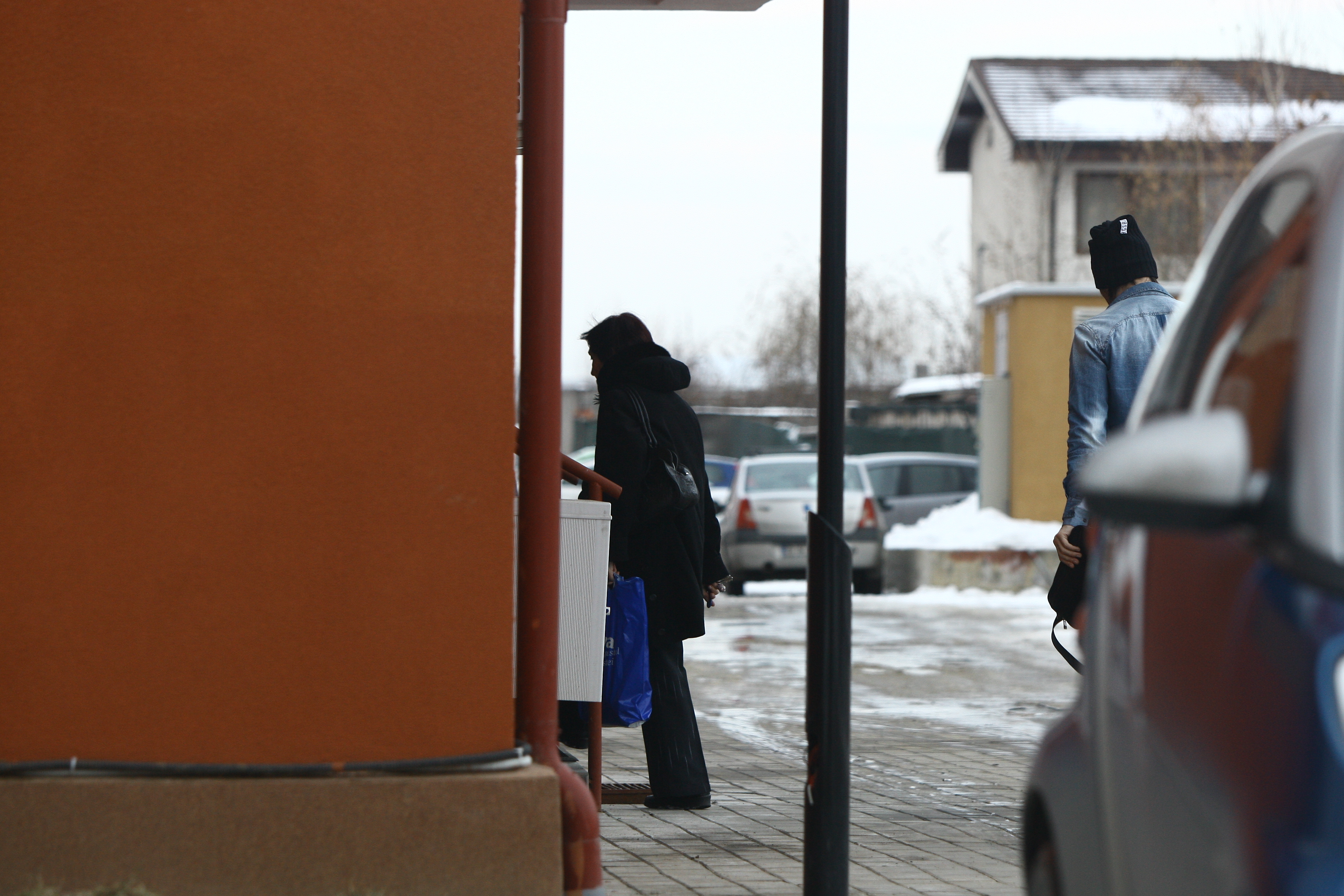 Cei doi intra in scara blocului, femeia inainte, semn ca nu era pentru prima data cand facea acest lucru