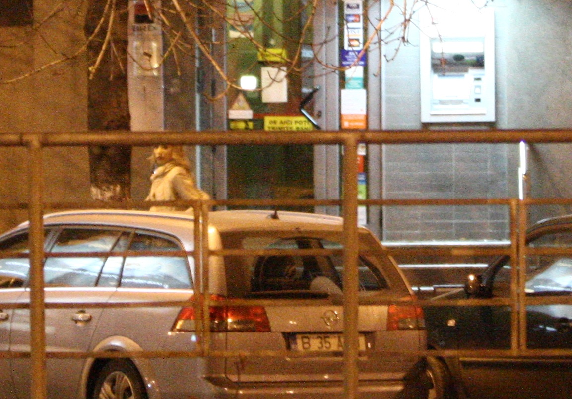 Prezentatoarea TV se asigura ca nu este urmarita de nimeni si merge catre bancomat