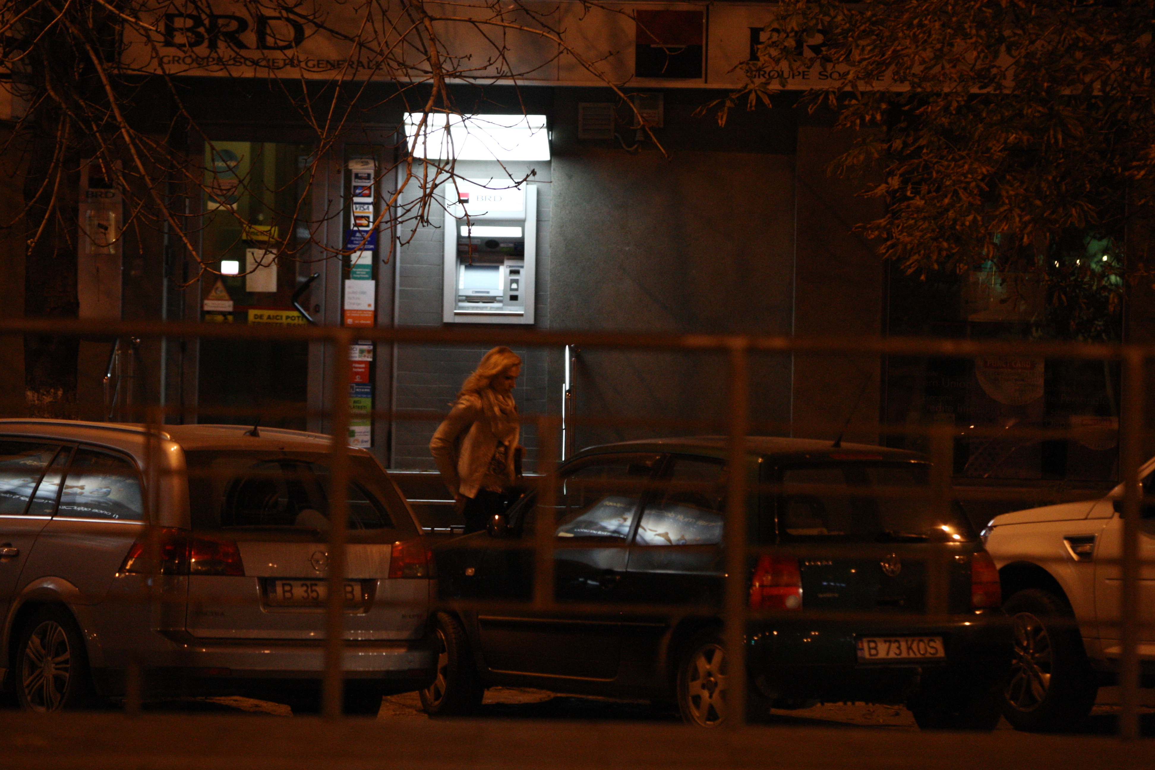 Dupa ce scoate banii, vedeta Tv se grabeste sa ajunga la masina