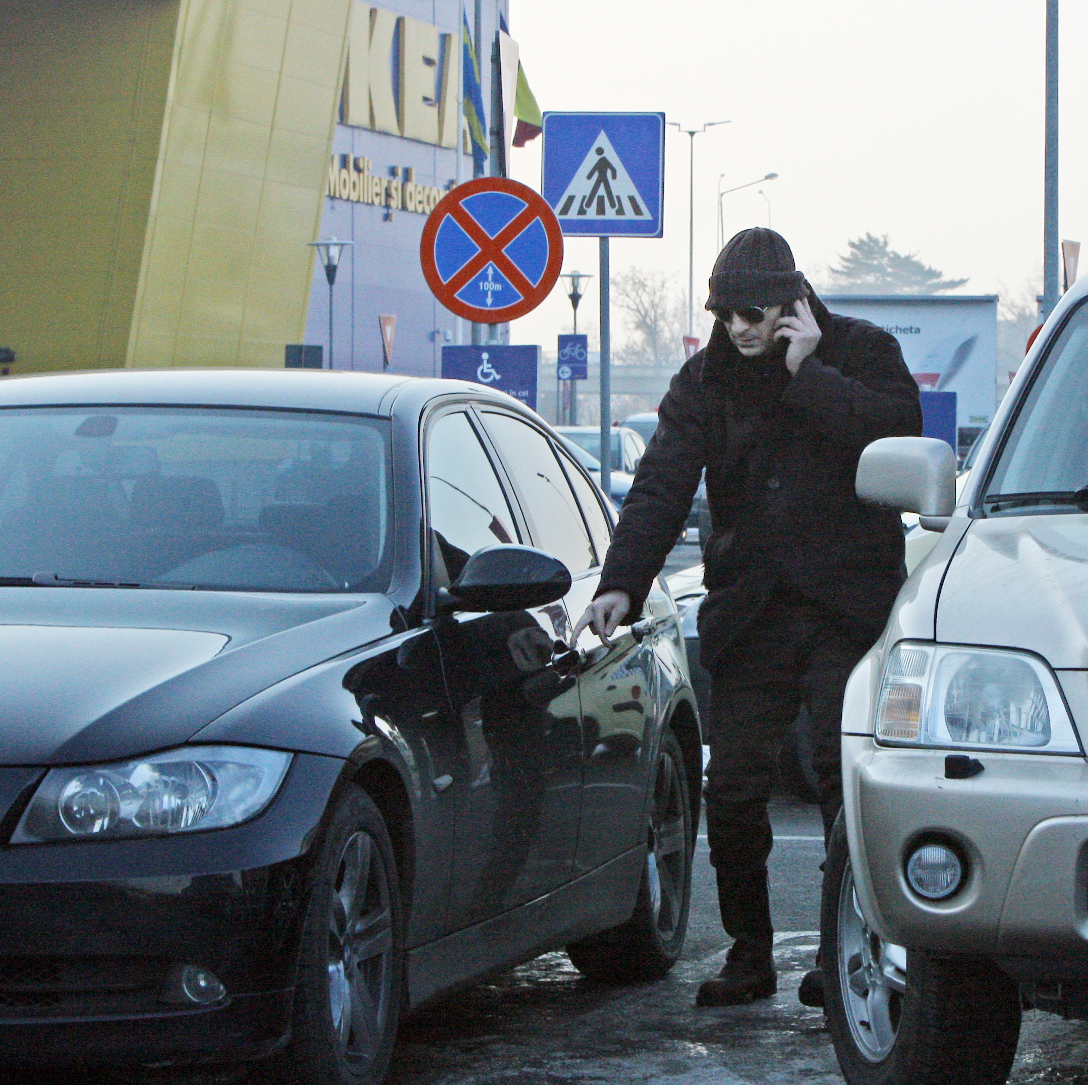Cristi Enache a iesit tpot cu ochelarii de soare la ochi, pentru a nu fi recunoscut