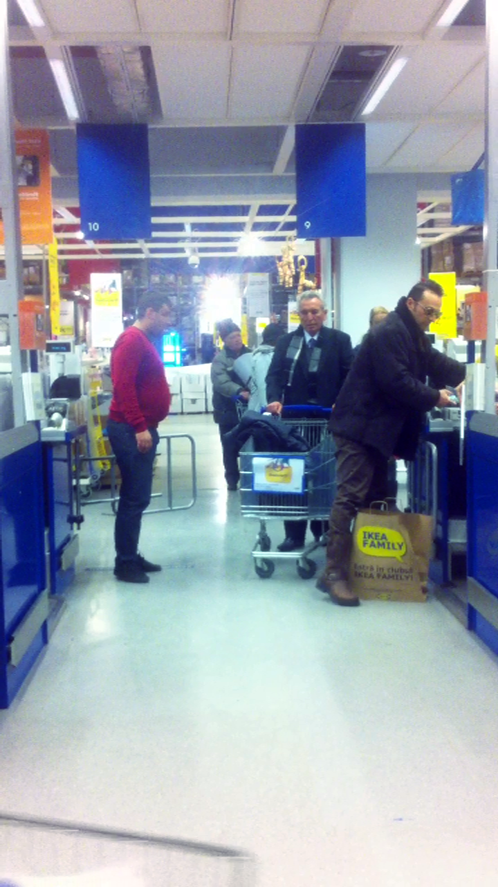 Solistul trupei Directia 5 a stat mai bine de o ora in magazin, cu ochelarii de soare la ochi