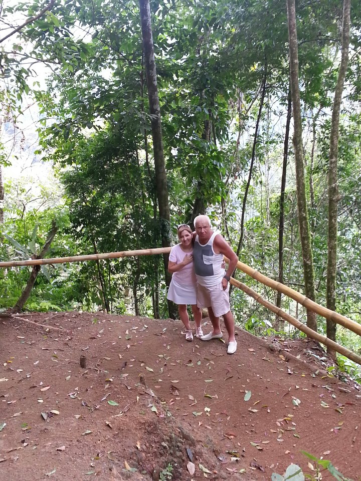 Alaturi de o prietena de familie, omul de afaceri s-a plimbat prin natura