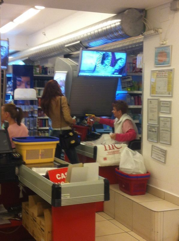 Roscata s-a oprit fix la supermarketul din apropierea casei pentru a cumpara de mancare